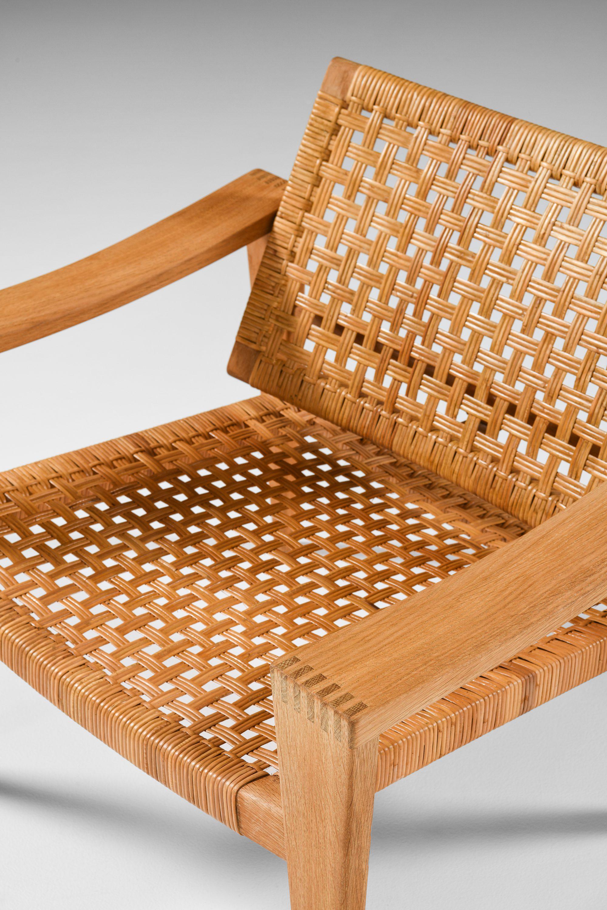 Coppia di poltrone in Oak, canna intrecciata, ottone e pelle di Hans Wegner, 1959 in vendita 6