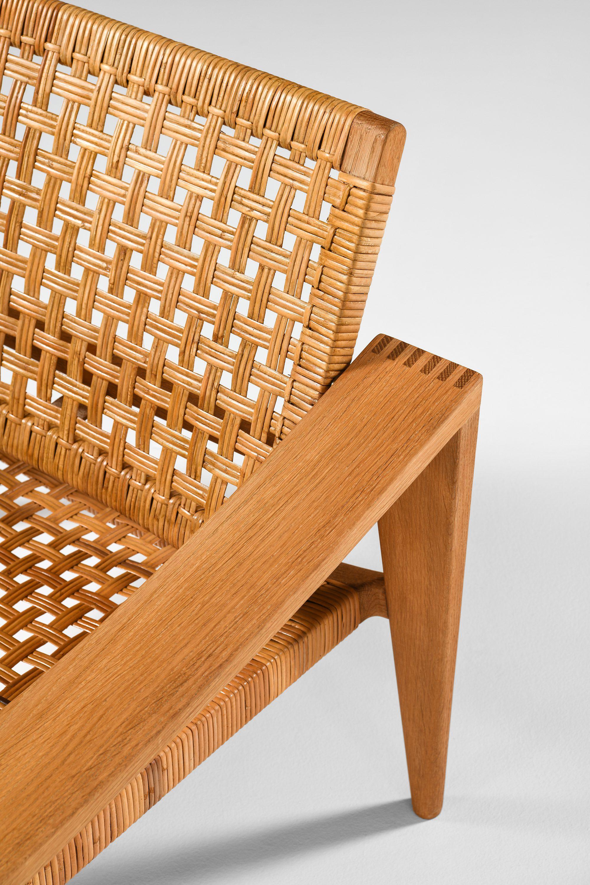 Coppia di poltrone in Oak, canna intrecciata, ottone e pelle di Hans Wegner, 1959 in vendita 7