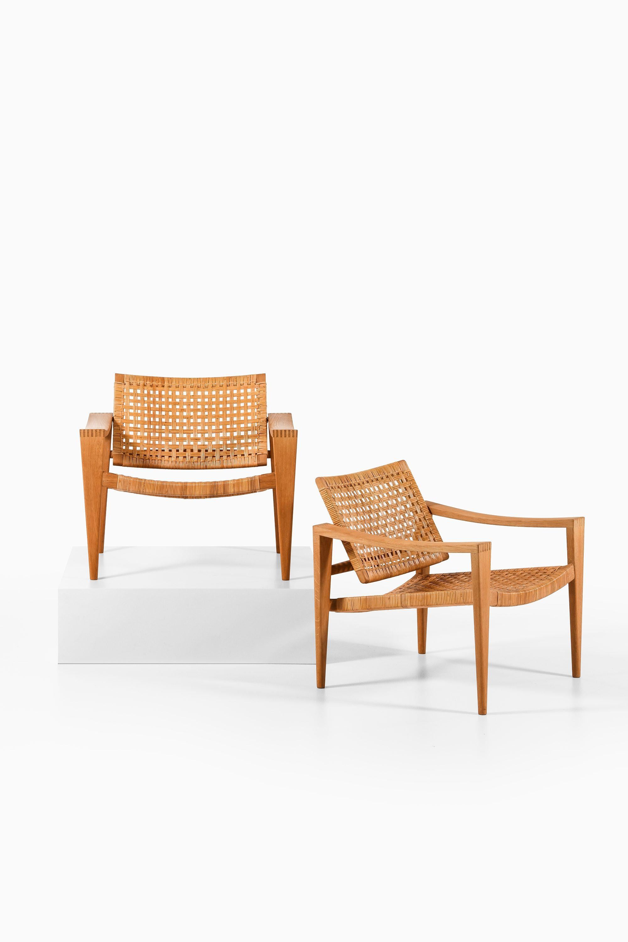 Danese Coppia di poltrone in Oak, canna intrecciata, ottone e pelle di Hans Wegner, 1959 in vendita