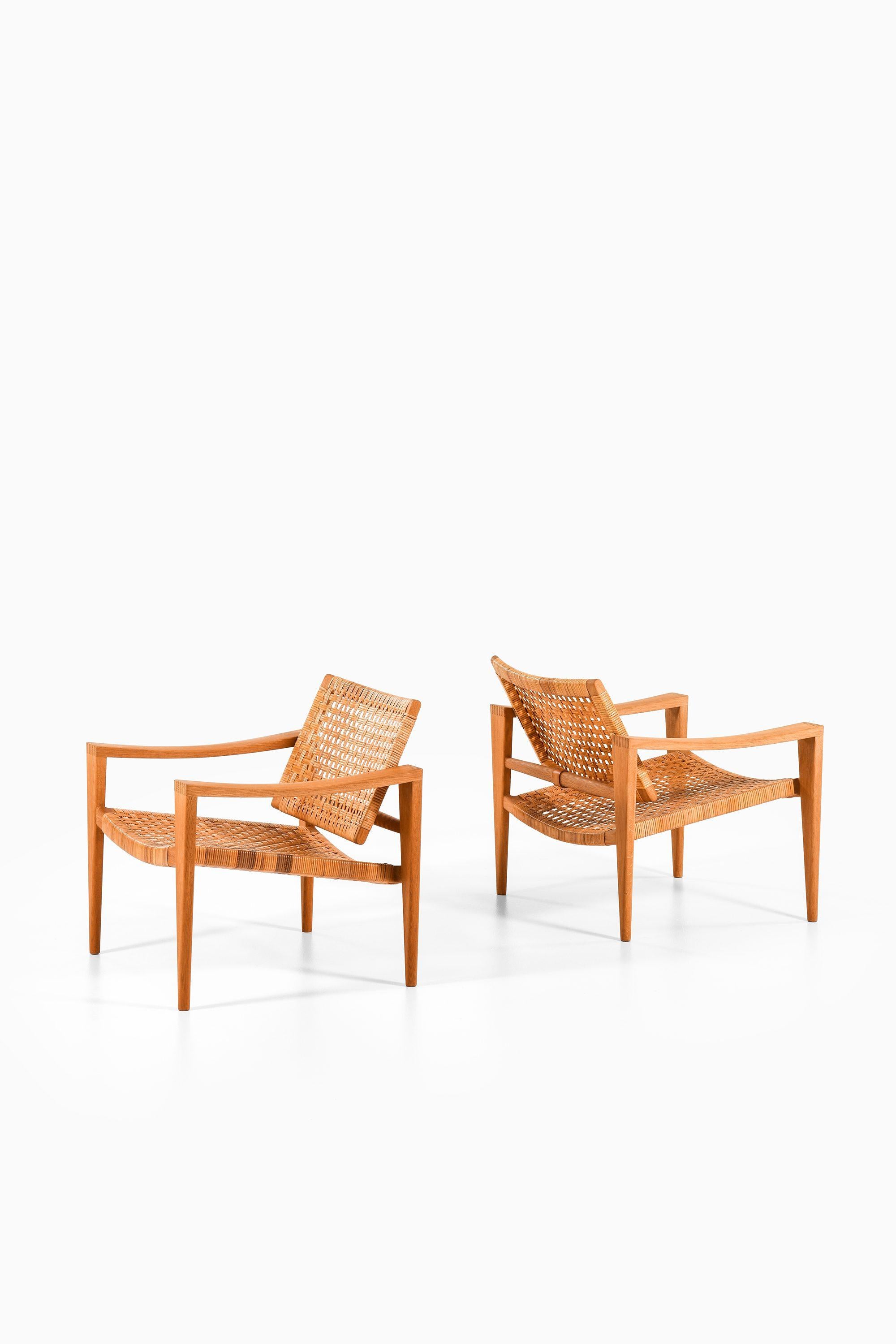 Tessuto Coppia di poltrone in Oak, canna intrecciata, ottone e pelle di Hans Wegner, 1959 in vendita