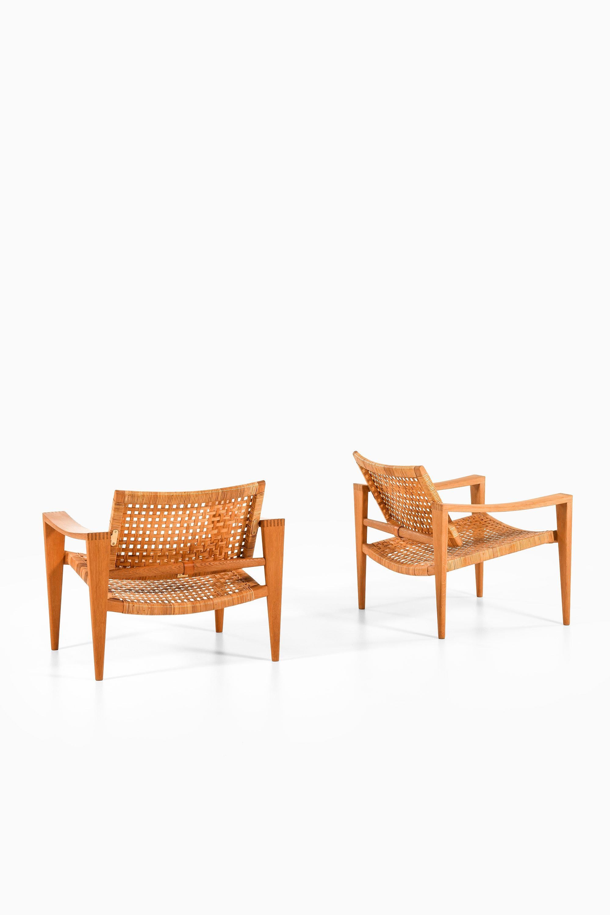 Coppia di poltrone in Oak, canna intrecciata, ottone e pelle di Hans Wegner, 1959 In condizioni buone in vendita a Limhamn, Skåne län