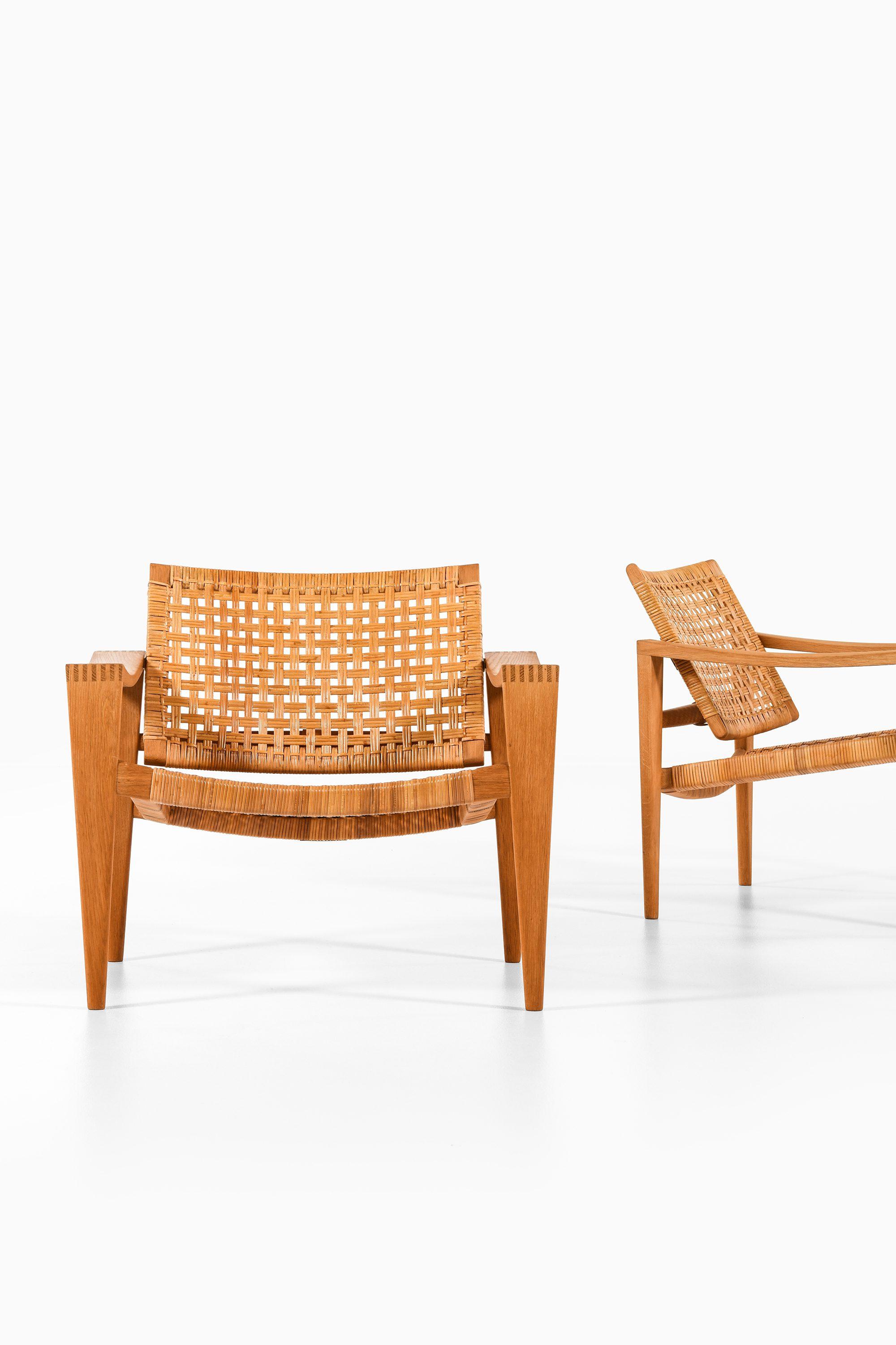 XX secolo Coppia di poltrone in Oak, canna intrecciata, ottone e pelle di Hans Wegner, 1959 in vendita