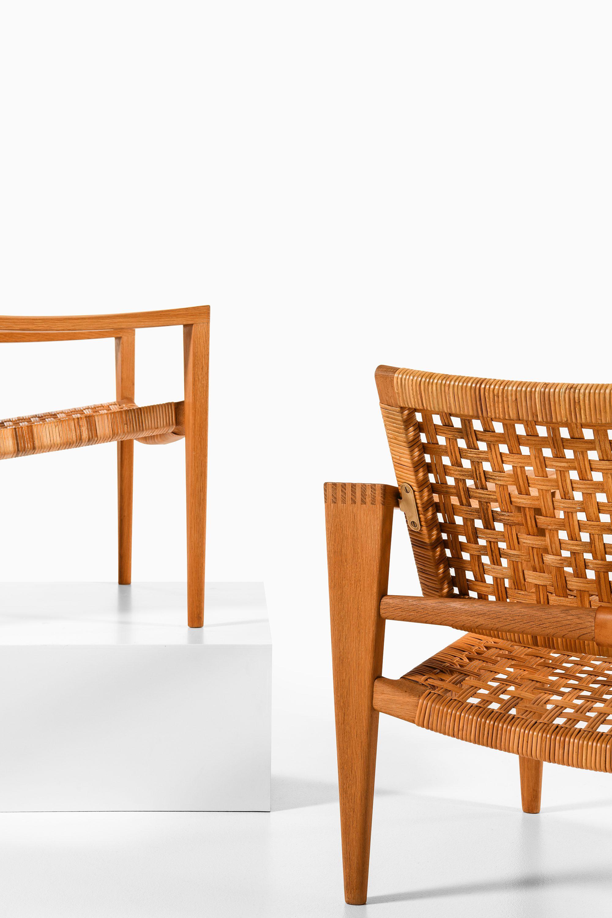 Canna Coppia di poltrone in Oak, canna intrecciata, ottone e pelle di Hans Wegner, 1959 in vendita