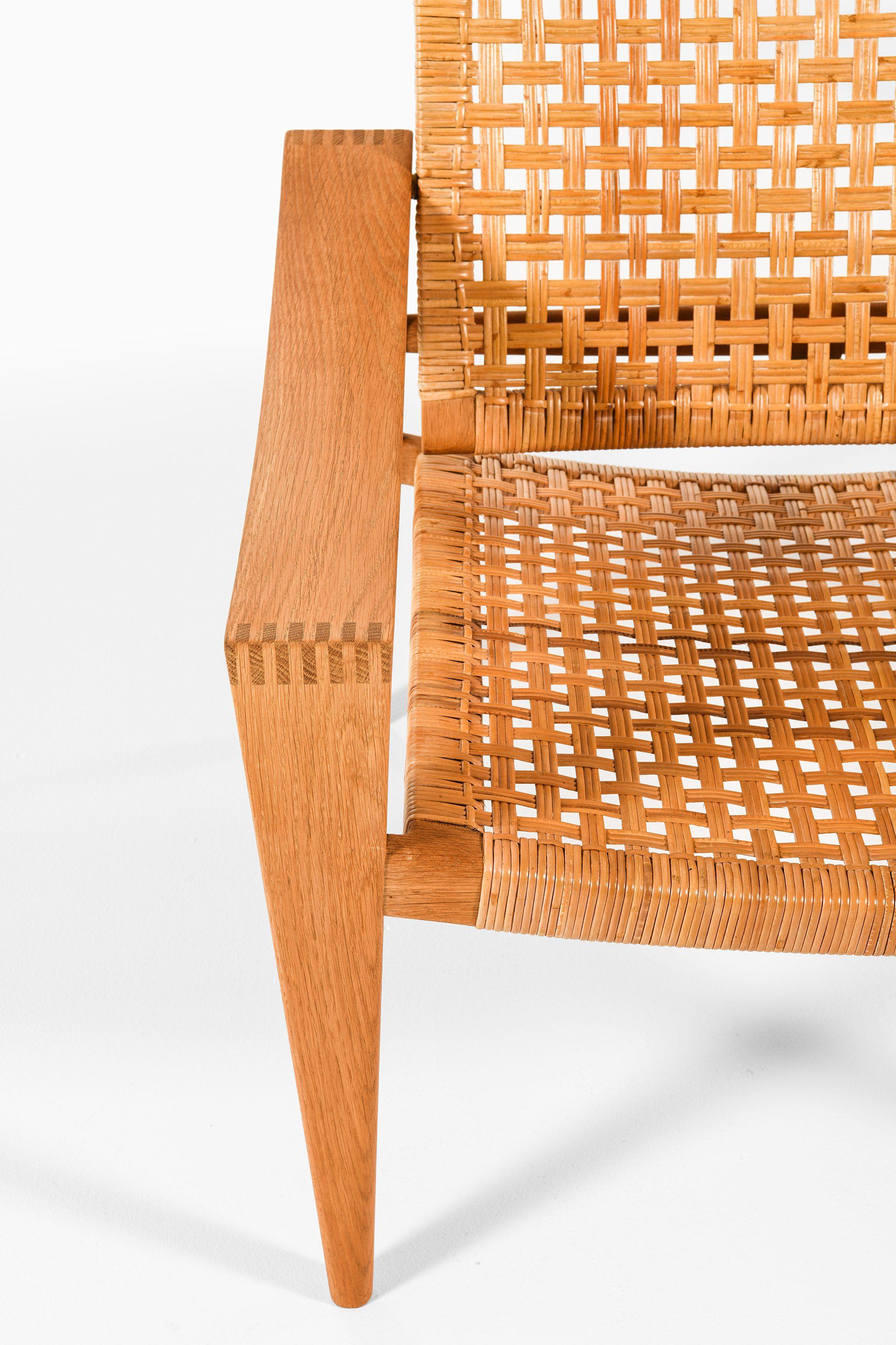 Coppia di poltrone in Oak, canna intrecciata, ottone e pelle di Hans Wegner, 1959 in vendita 1