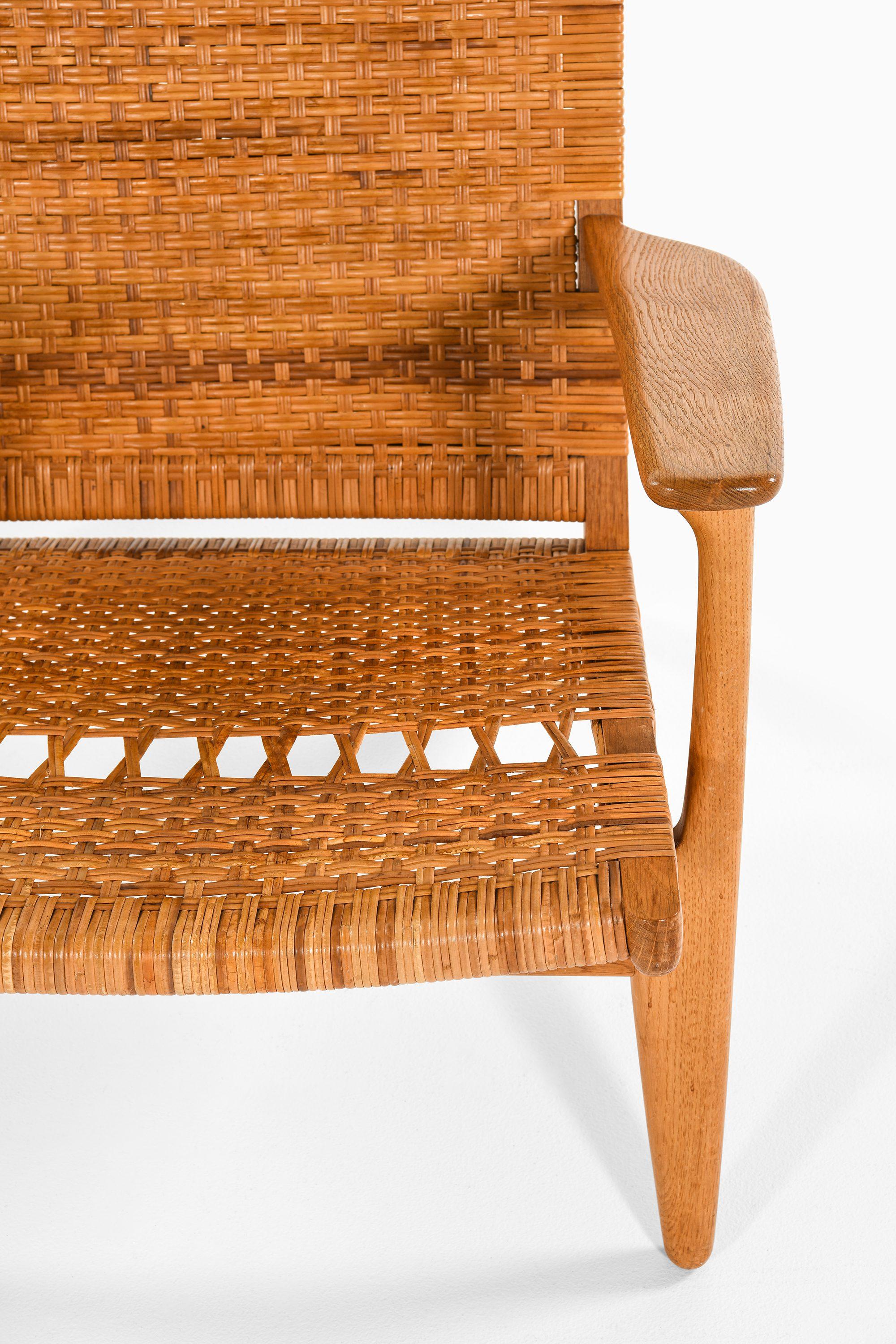 Danese Coppia di poltrone in Oak, canna intrecciata di Hans Wegner, 1949 in vendita