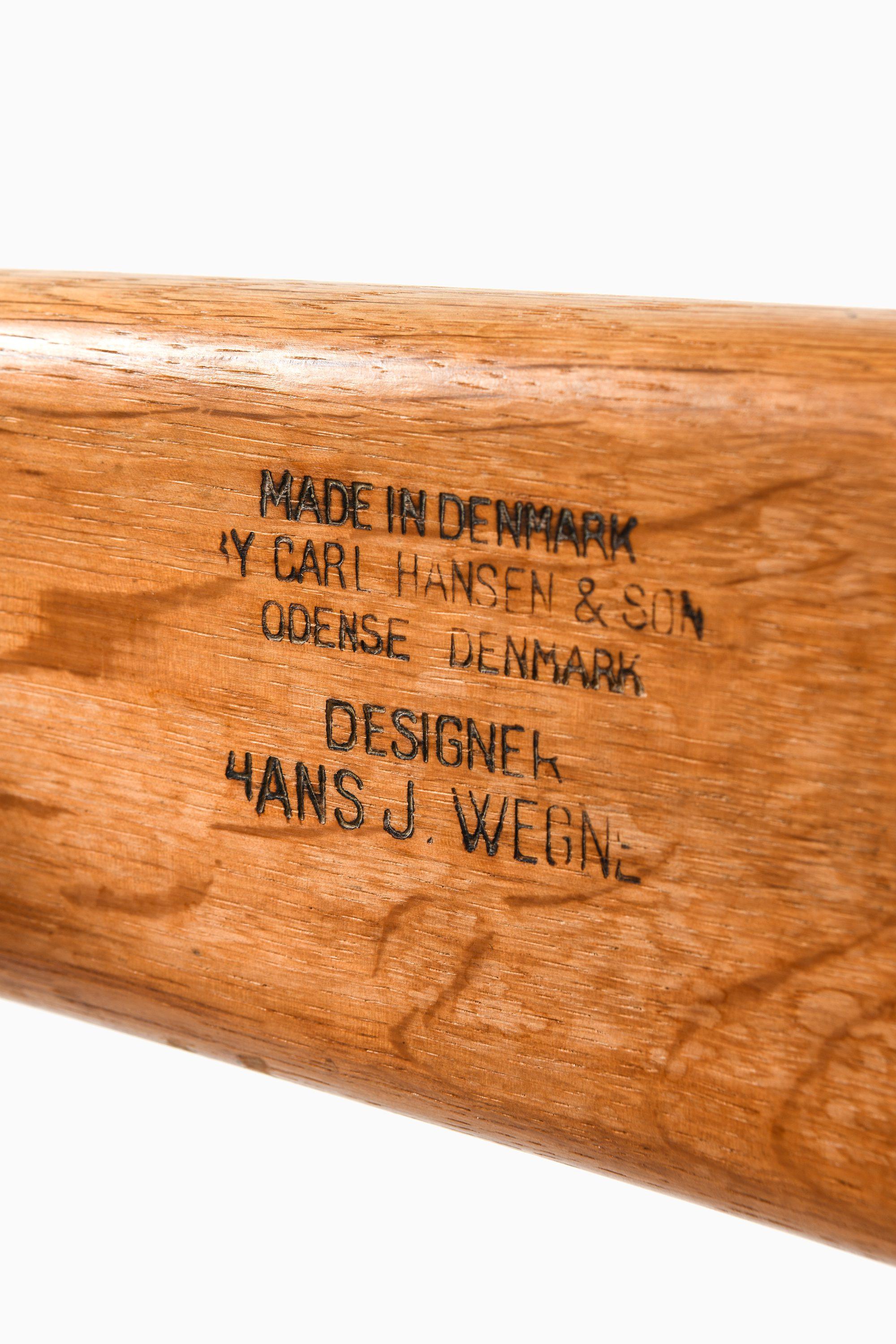 Coppia di poltrone in Oak, canna intrecciata di Hans Wegner, 1949 in vendita 2