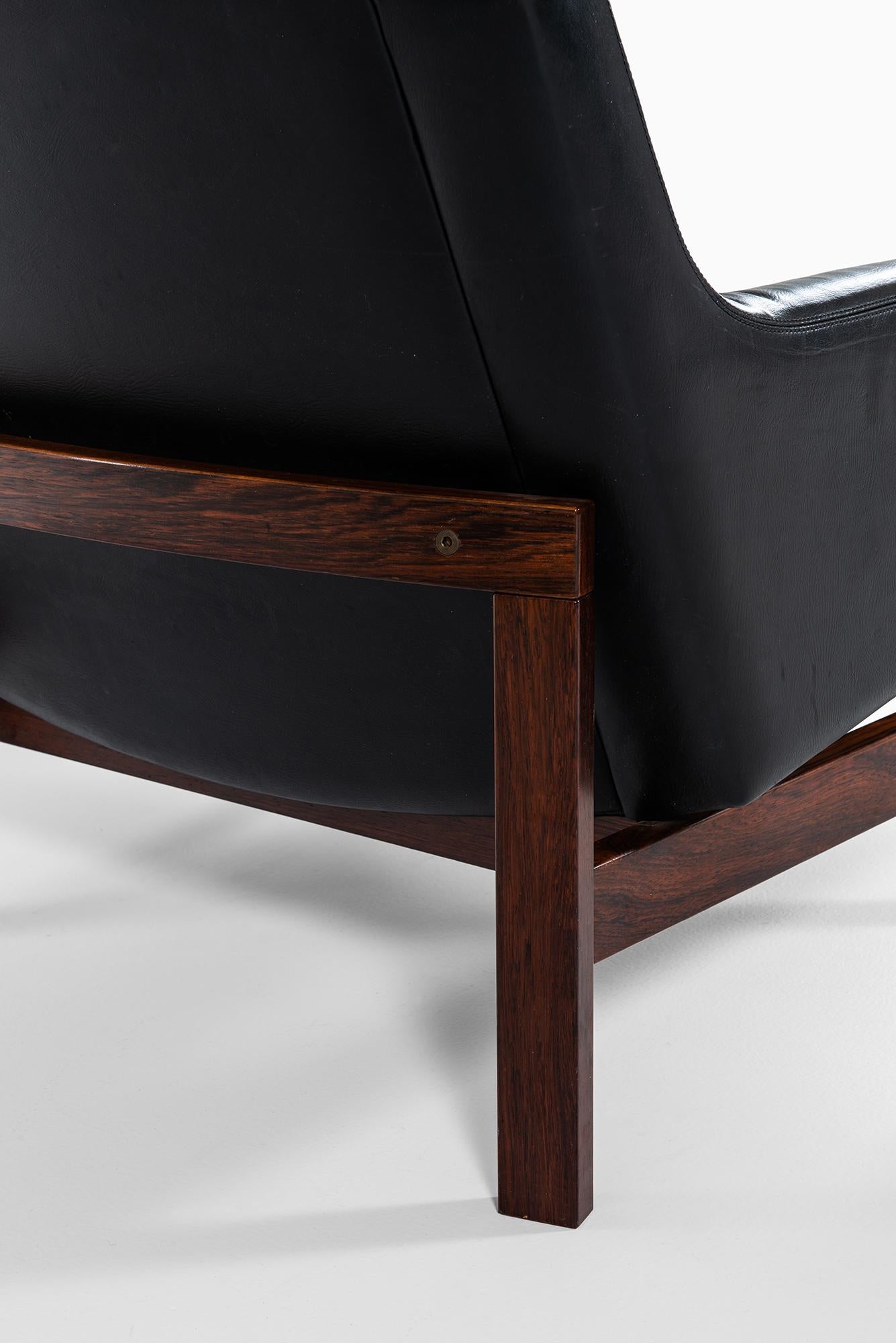 Mid-20th Century Pair of Easy Chairs in Rosewood and Black Leather Produced in Sweden