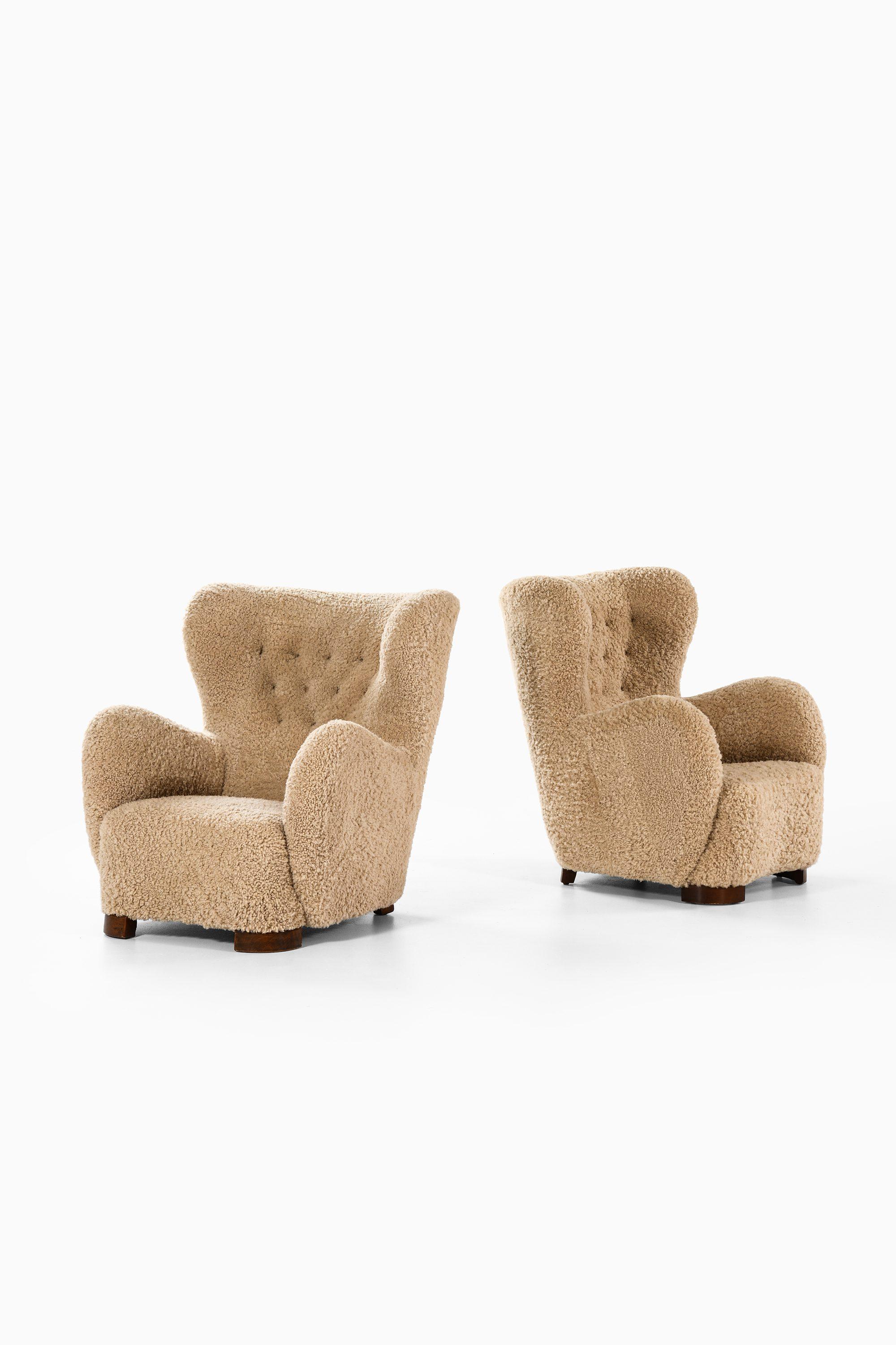 Pair of Easy Chairs in Stained Beech and Lambskin, 1940s

Additonal Information:
Material: Stained beech and lambskin
Style: midcentury, Scandinavian
Produced in Denmark
Dimensions (W x D x H): 87 x 100 x 94 cm
Seat Height: 36 cm
Condition: