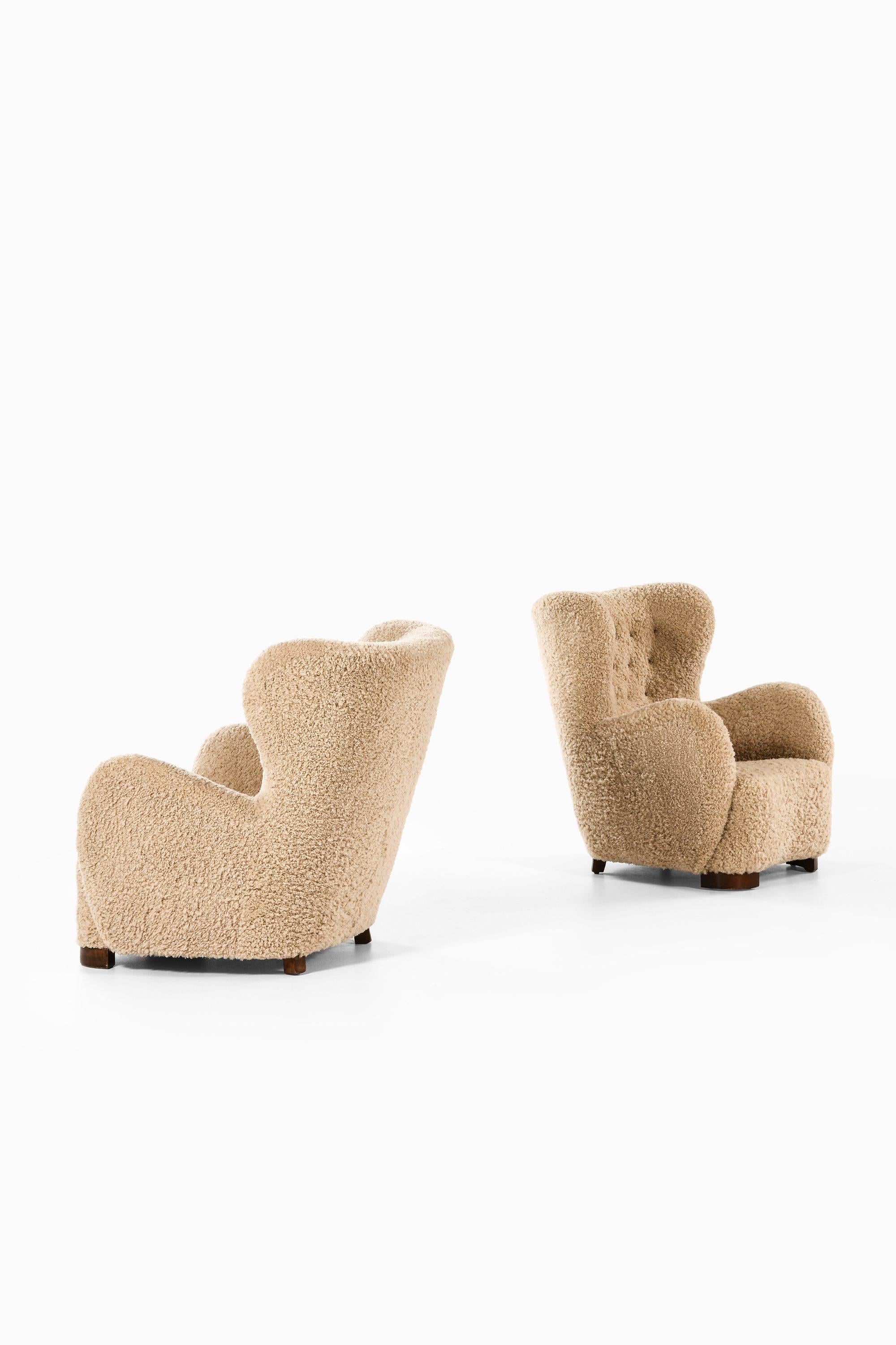 Scandinavian Modern Pair of Easy Chairs in Stained Beech and Lambskin, 1940s For Sale