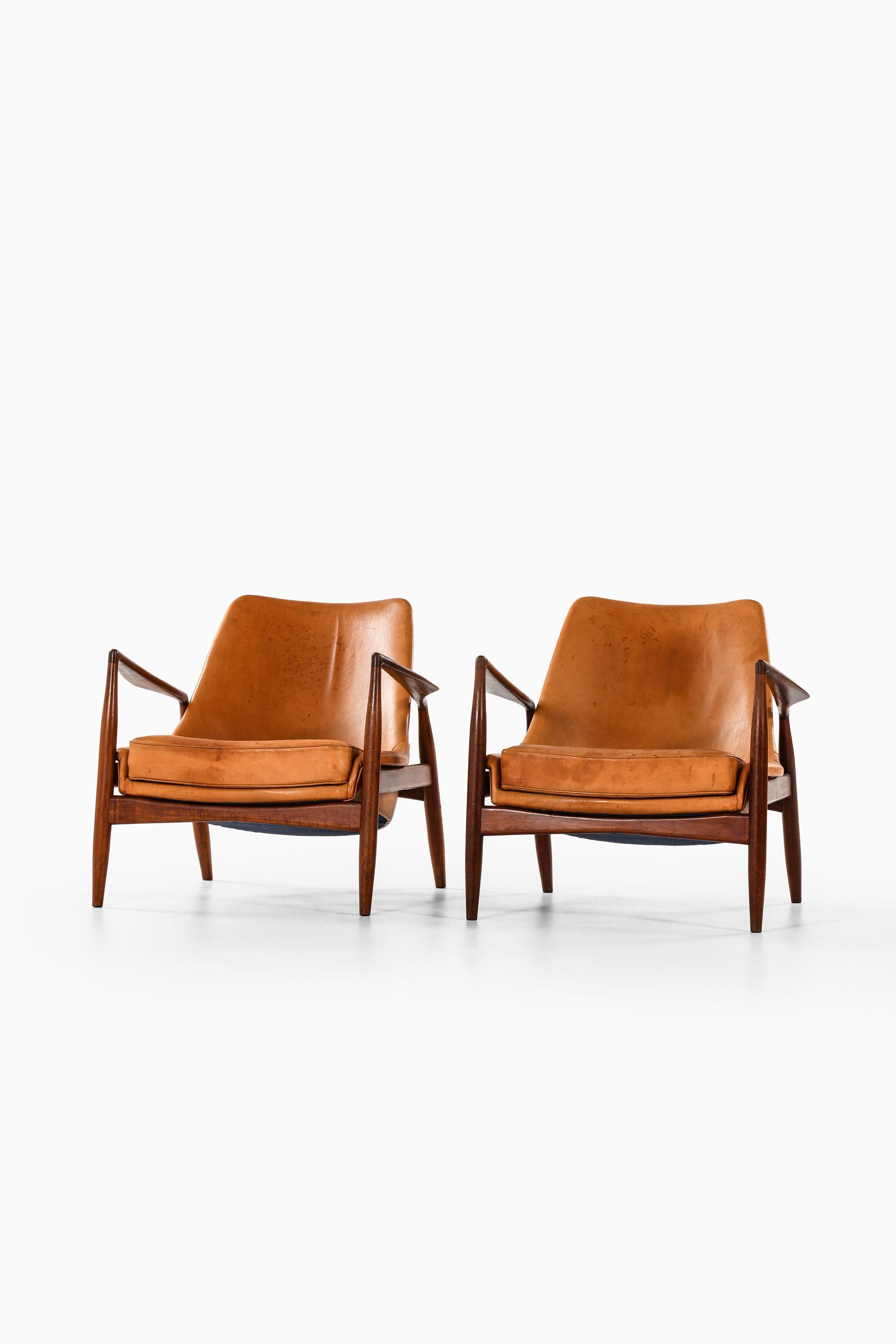 Scandinavian Modern Pair of Easy Chairs in Teak and Leather by Ib Kofod-Larsen, 1950s For Sale