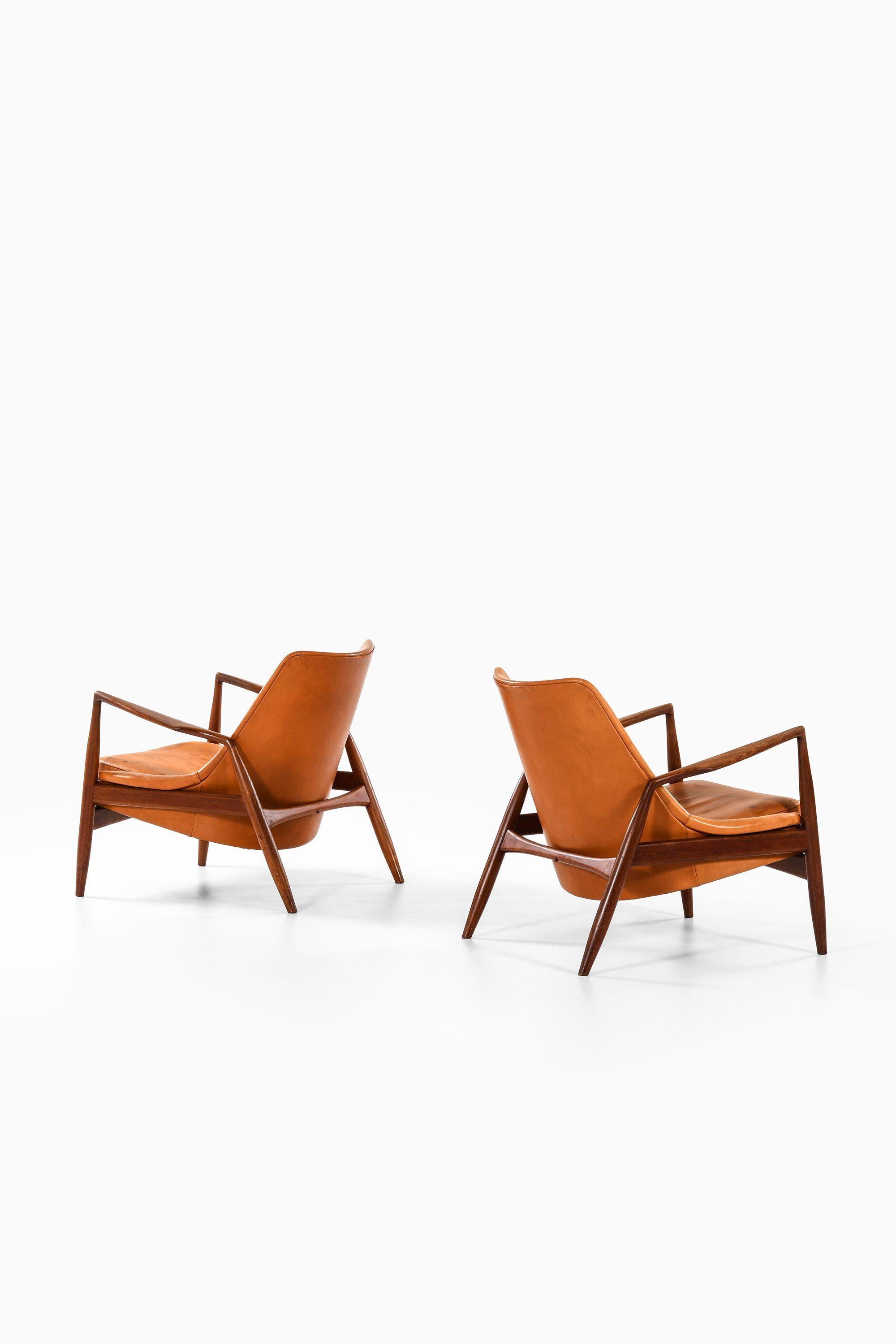 Pair of Easy Chairs in Teak and Leather by Ib Kofod-Larsen, 1950s In Good Condition For Sale In Limhamn, Skåne län
