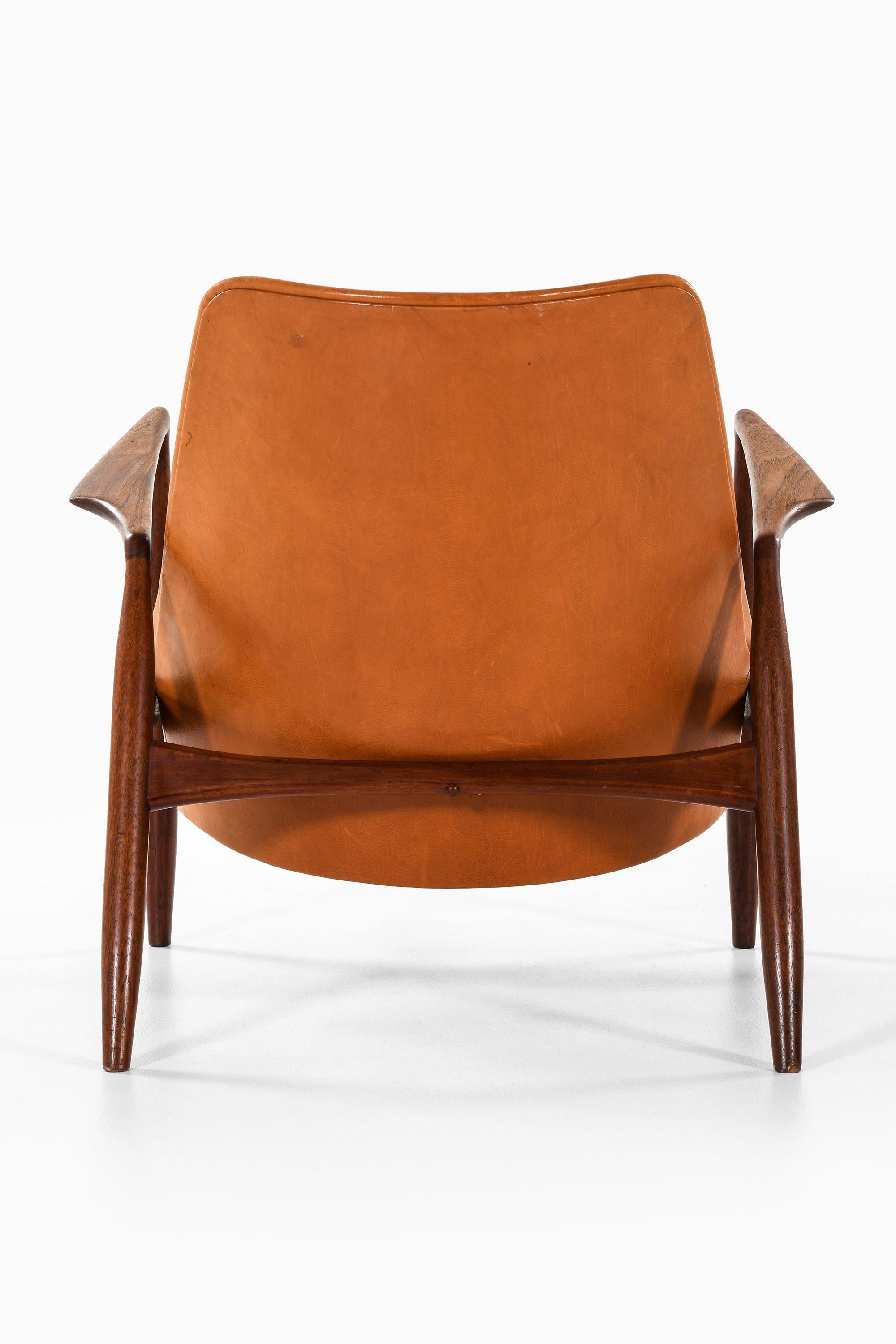 20ième siècle Paire de fauteuils en teck et cuir par Ib Kofod-Larsen, années 1950 en vente