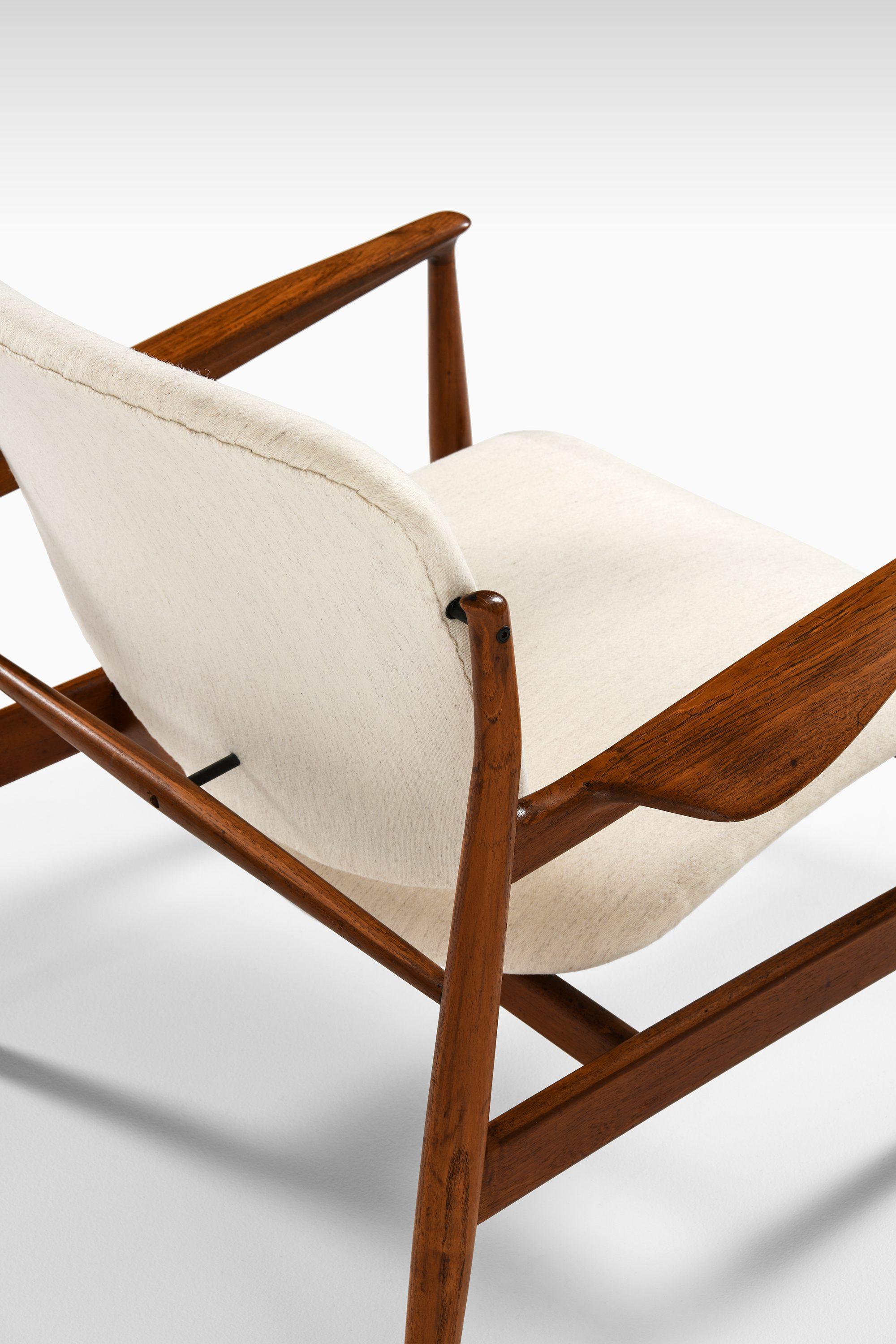 Paire de fauteuils en teck récemment retapissés par Finn Juhl, 1956 Bon état - En vente à Limhamn, Skåne län