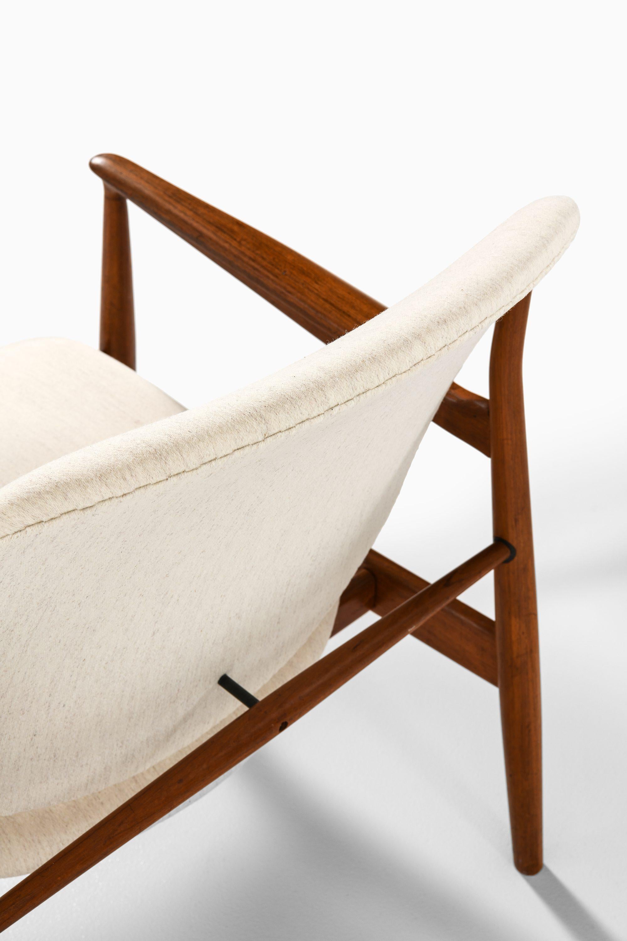 20ième siècle Paire de fauteuils en teck récemment retapissés par Finn Juhl, 1956 en vente