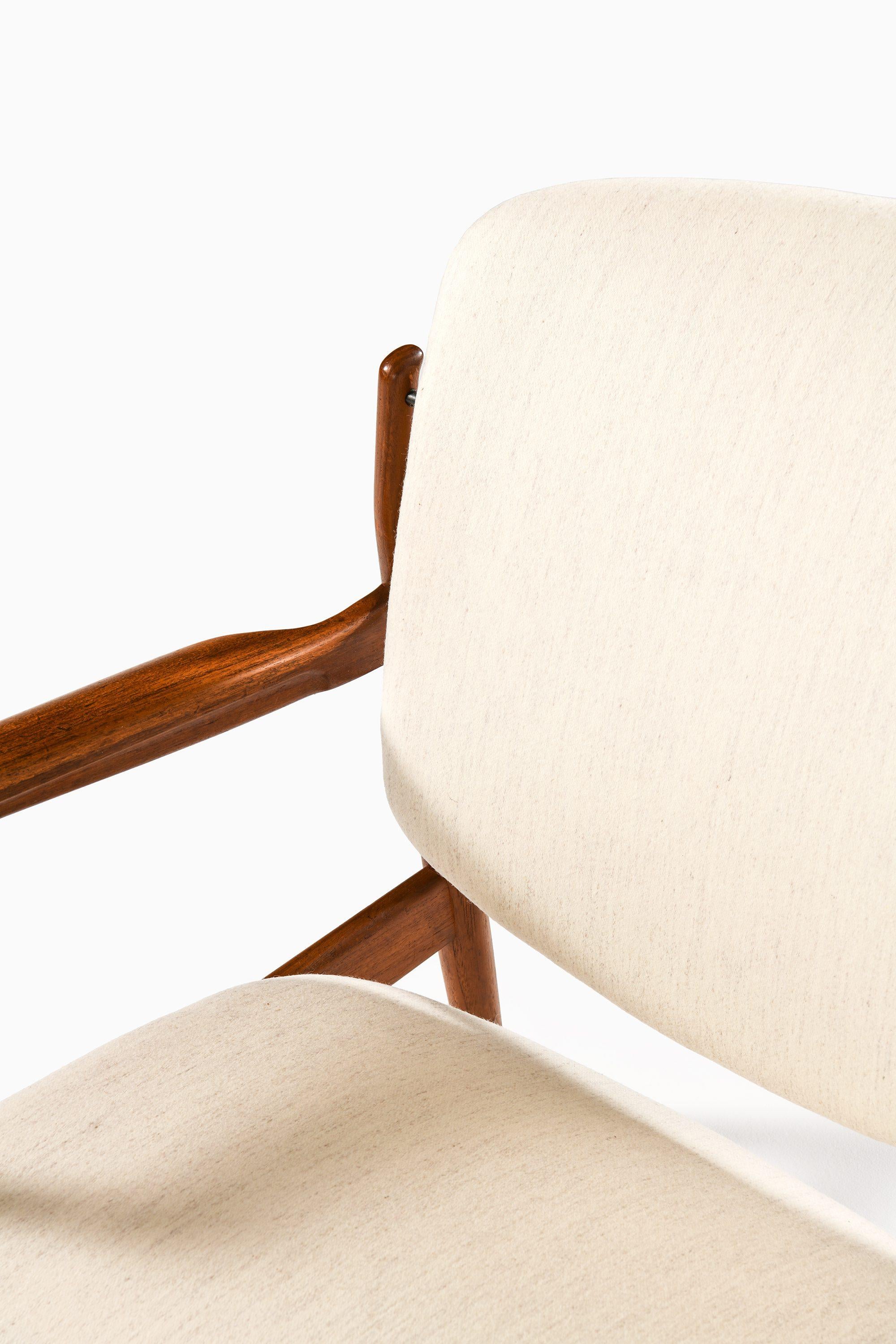 Paire de fauteuils en teck récemment retapissés par Finn Juhl, 1956 en vente 2