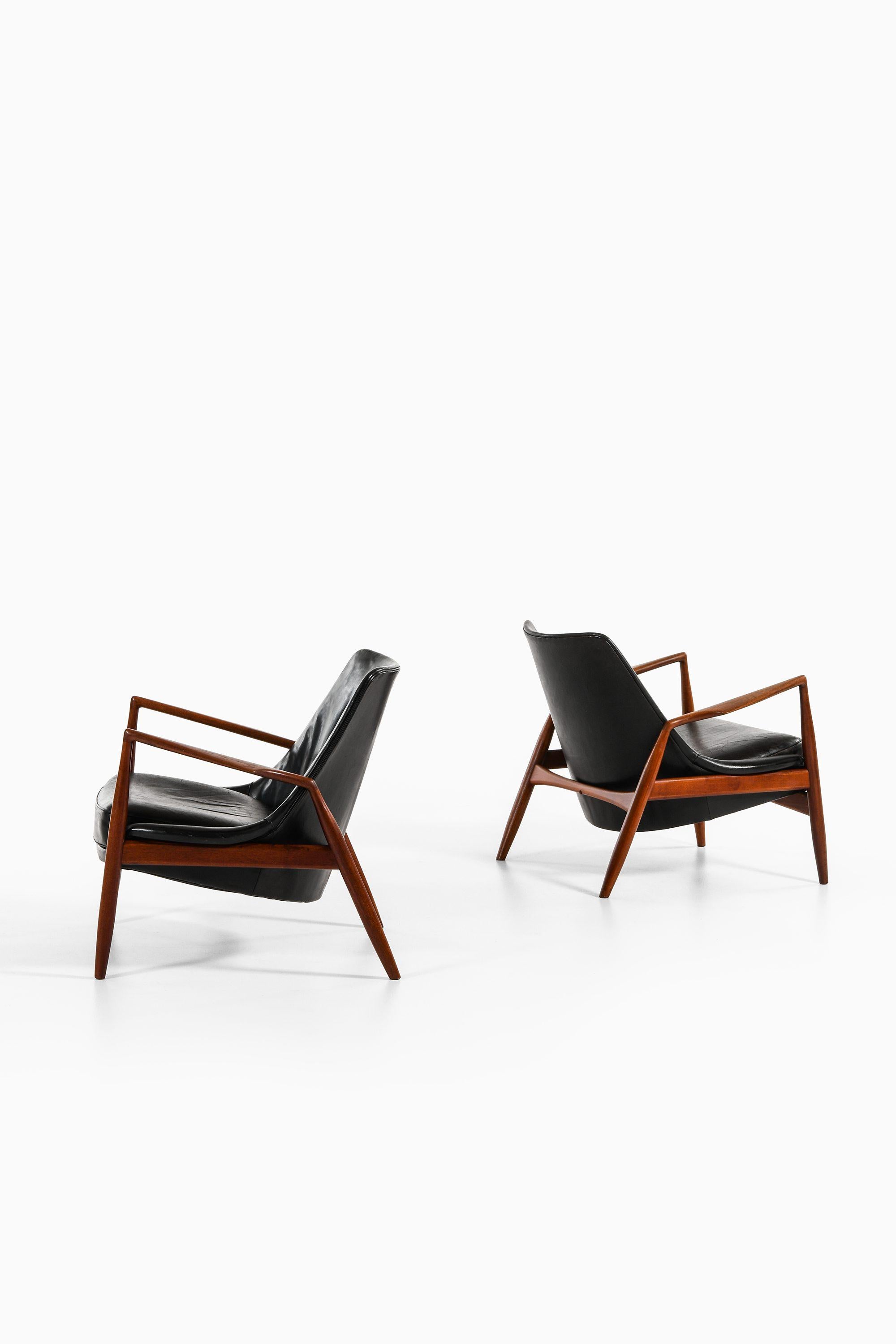 Coppia di poltrone in teak e pelle nera originale di Ib Kofod-Larsen

Informazioni aggiuntive:
Materiale: Teak e pelle nera originale
Stile: Metà secolo, Scandinavo
Rara coppia di poltroncine modello Sälen / Seal
Prodotto da OPE, Sweden
Dimensioni