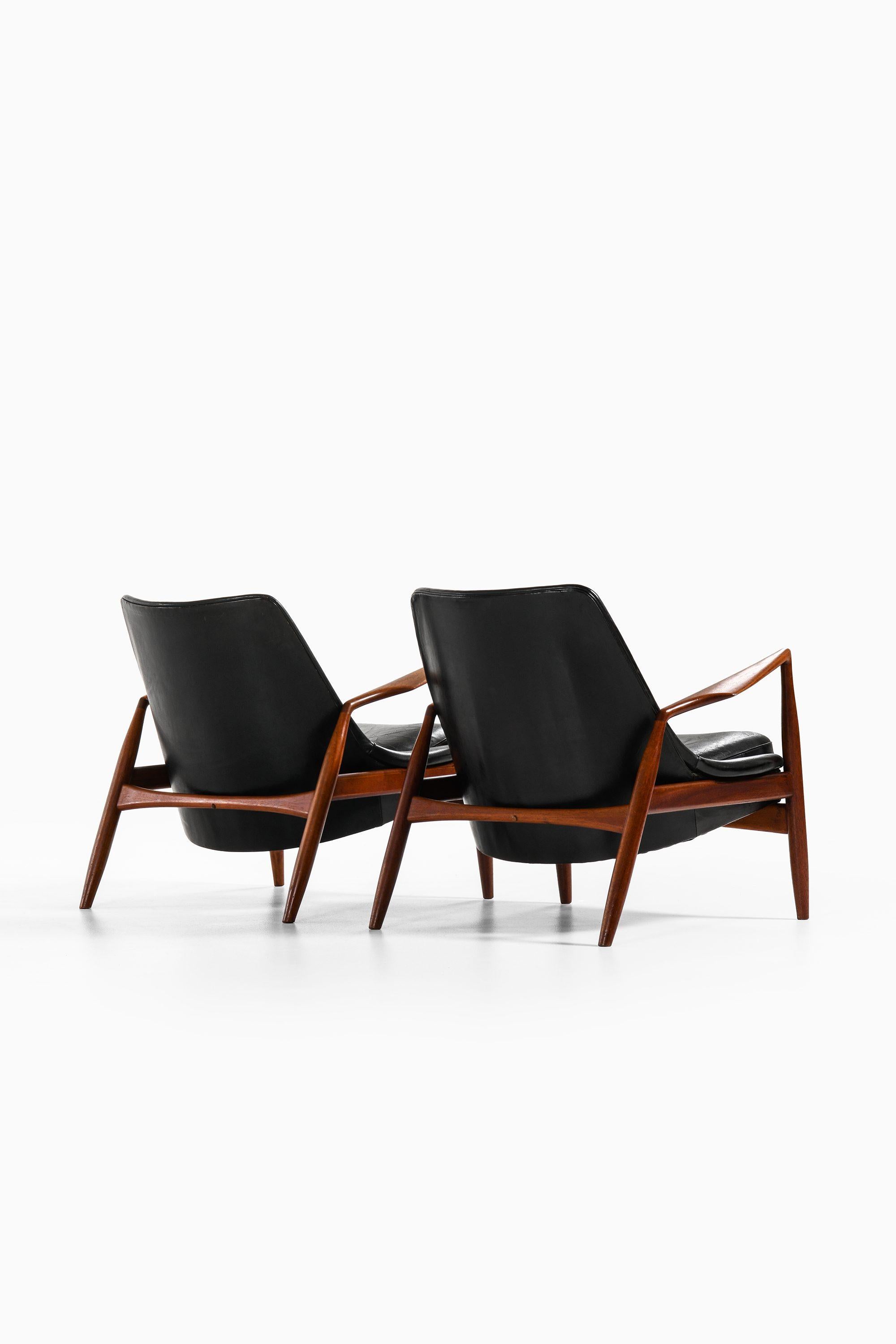 Scandinavo moderno Coppia di poltrone in teak e pelle nera originale di Ib Kofod-Larsen in vendita