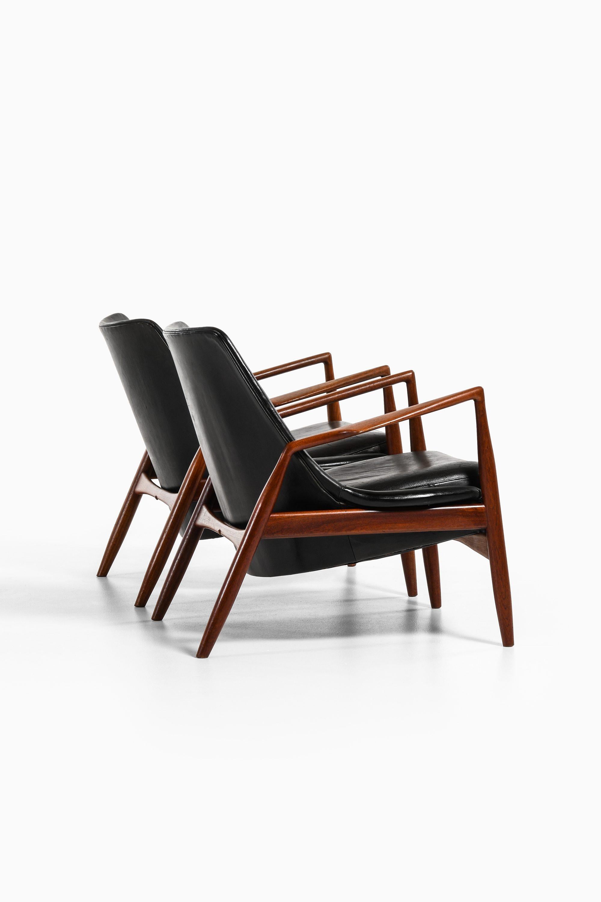 Coppia di poltrone in teak e pelle nera originale di Ib Kofod-Larsen In condizioni buone in vendita a Limhamn, Skåne län