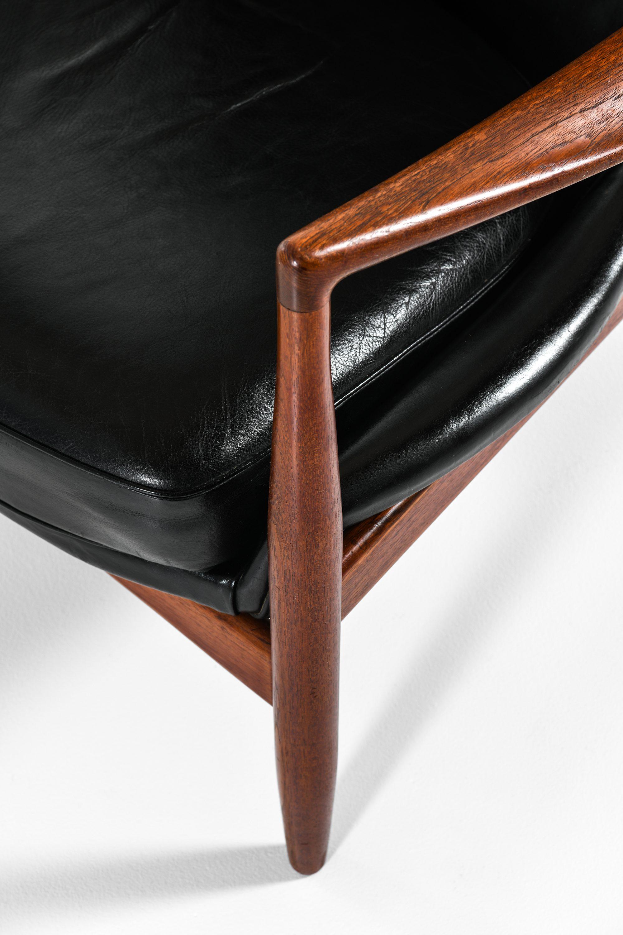 Coppia di poltrone in teak e pelle nera originale di Ib Kofod-Larsen in vendita 1