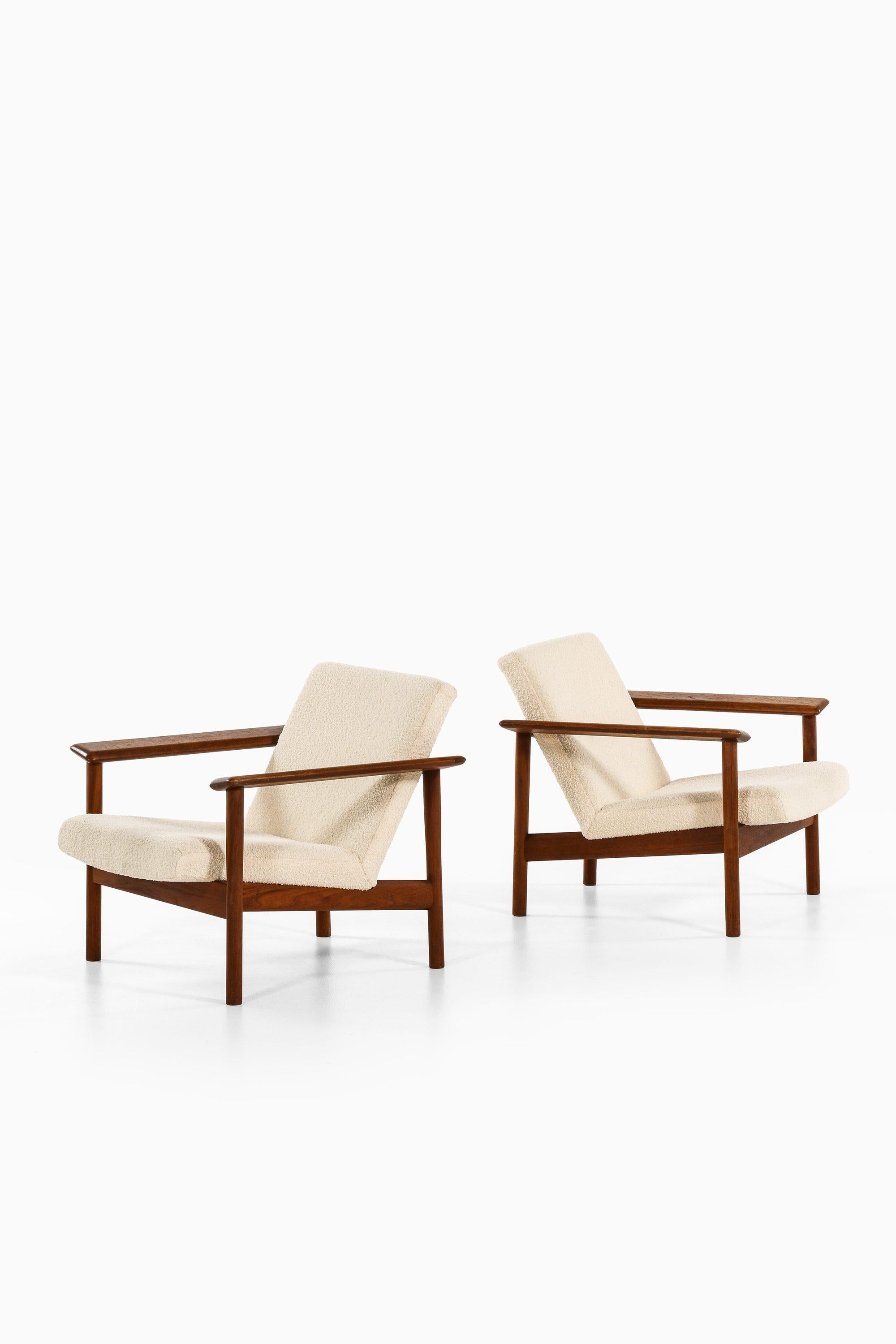 Pair of Easy Chairs in Teak and Reupholstered in White Bouclé Fabric by Aksel Bender Madsen & Ejner Larsen, 1950's

Additional Information:
Material: Teak and reupholstered in white bouclé fabric
Style: Mid century, Scandinavia
Produced by