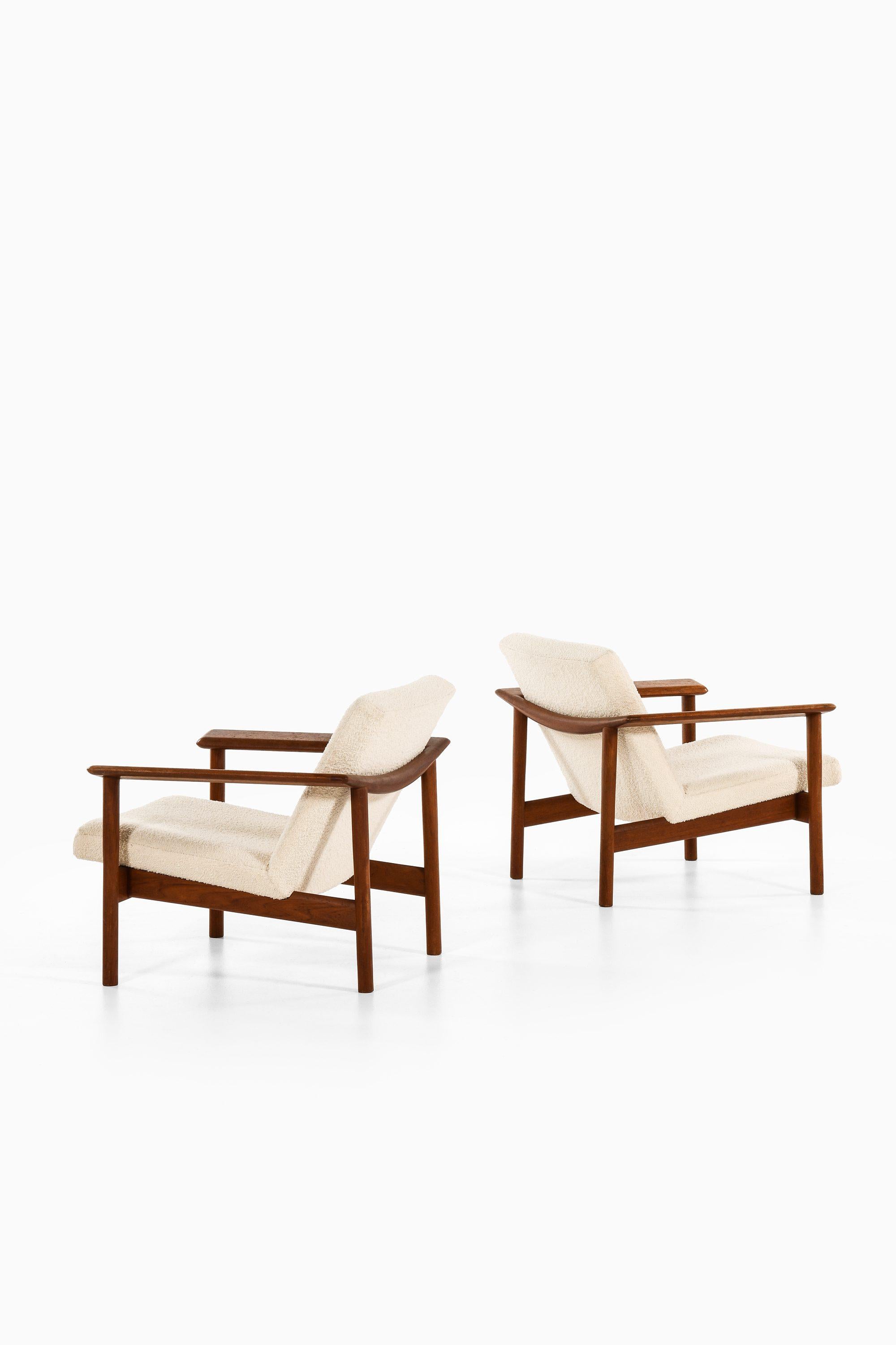 Mid-Century Modern Pair of Easy Chairs in Teak and Reupholstered in White Bouclé Fabric, 1950's For Sale
