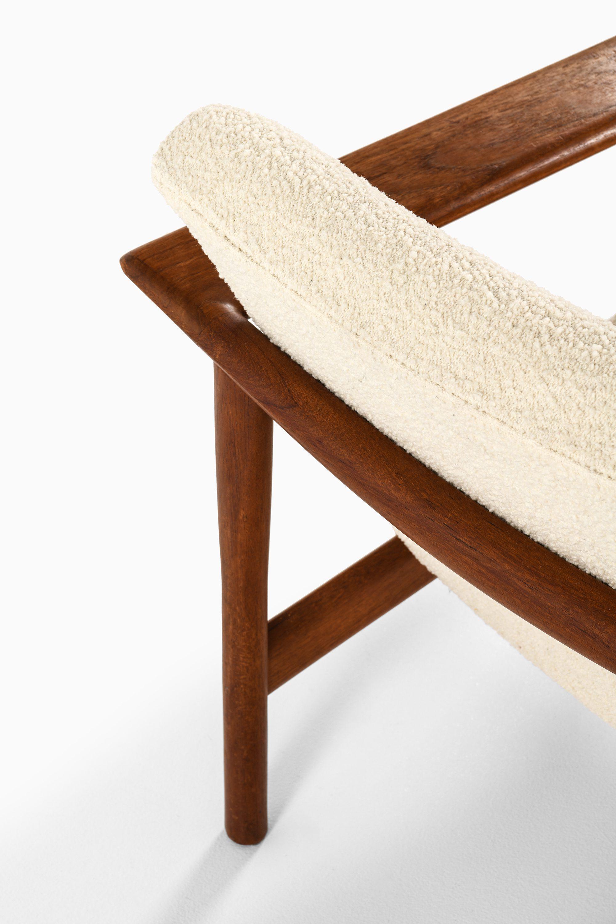 Pair of Easy Chairs in Teak and Reupholstered in White Bouclé Fabric, 1950's For Sale 1