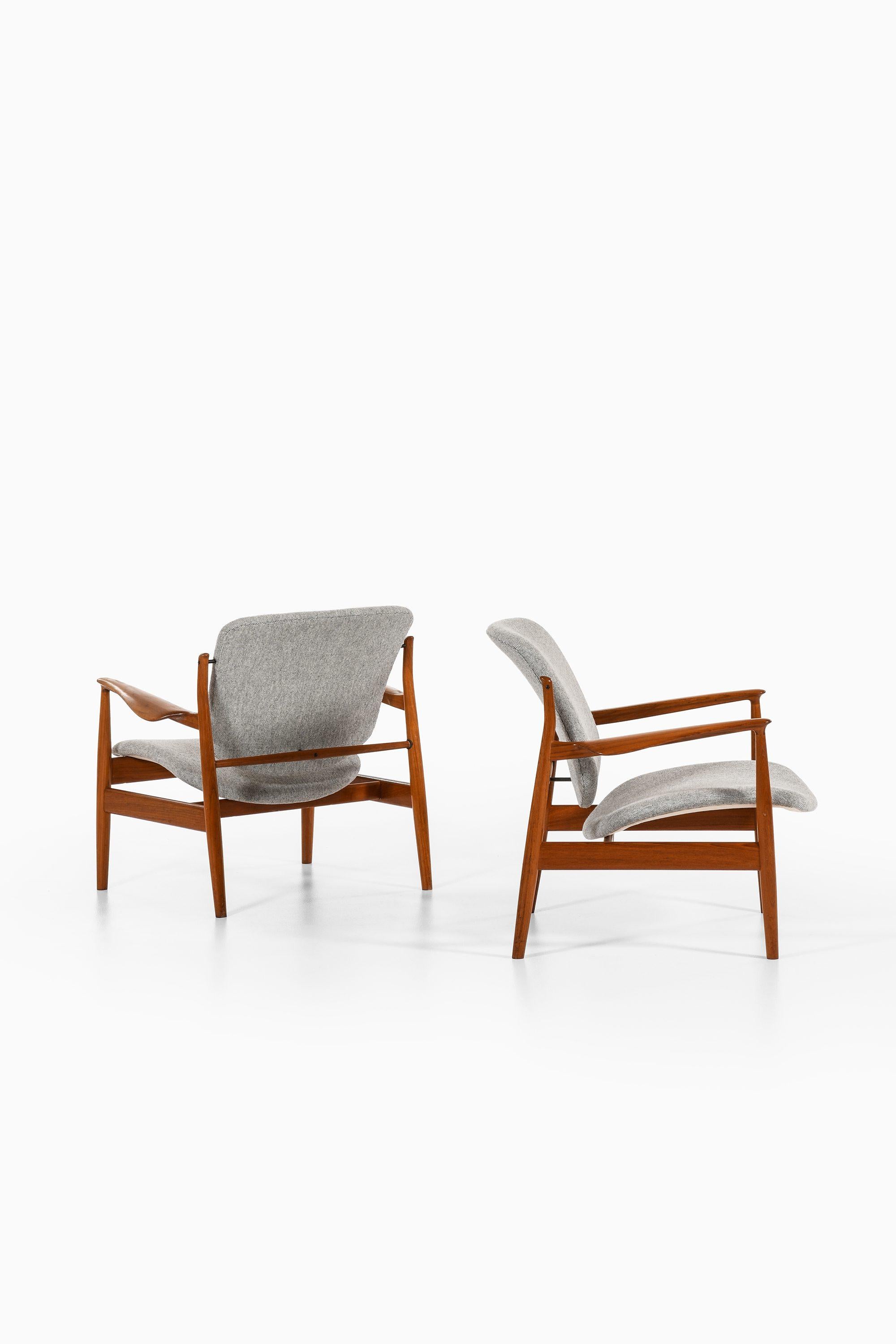 Scandinavo moderno Coppia di sedie Easy Chair in teak e rivestite in tessuto Kvadrat di Finn Juhls, 1956 in vendita
