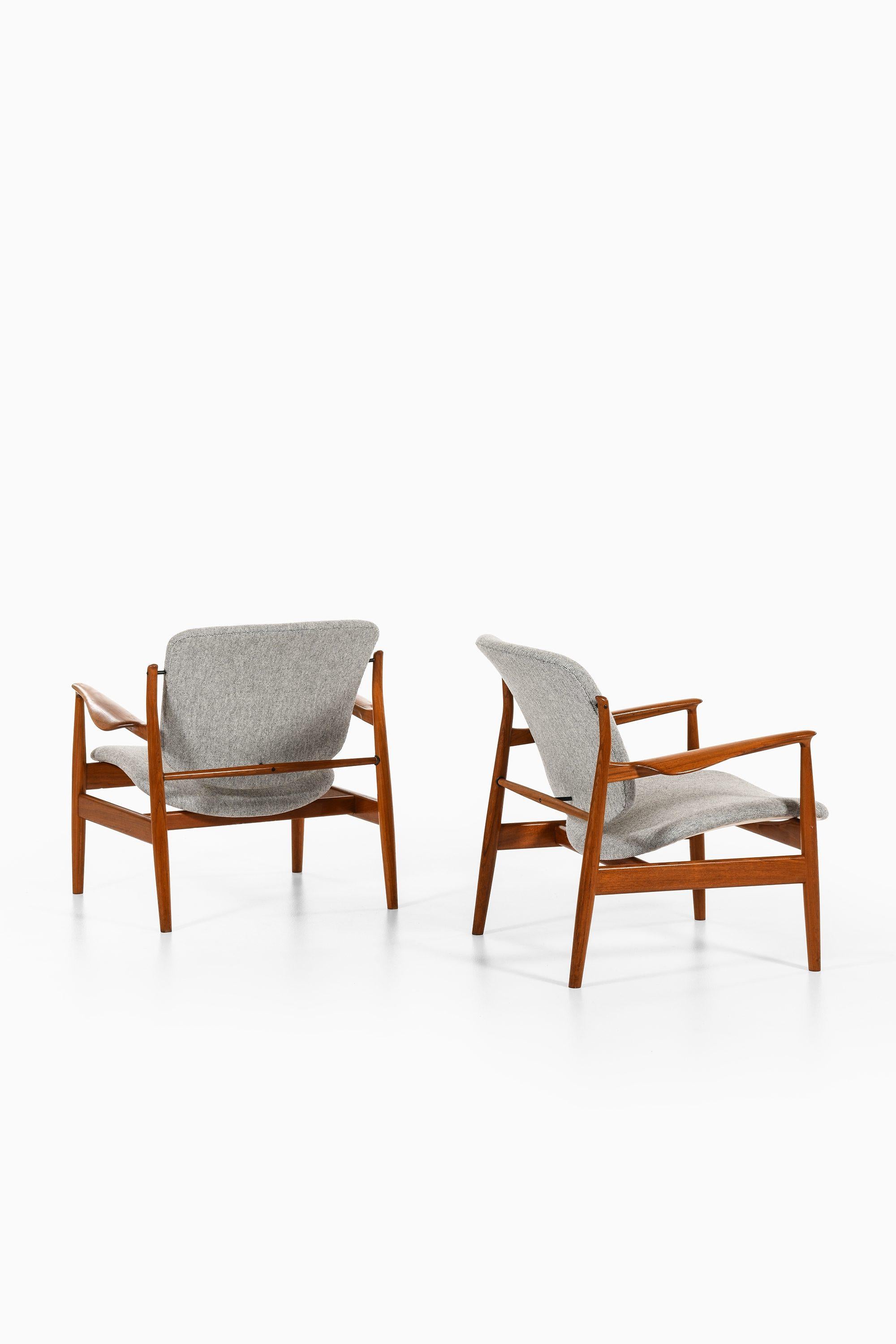 Danese Coppia di sedie Easy Chair in teak e rivestite in tessuto Kvadrat di Finn Juhls, 1956 in vendita