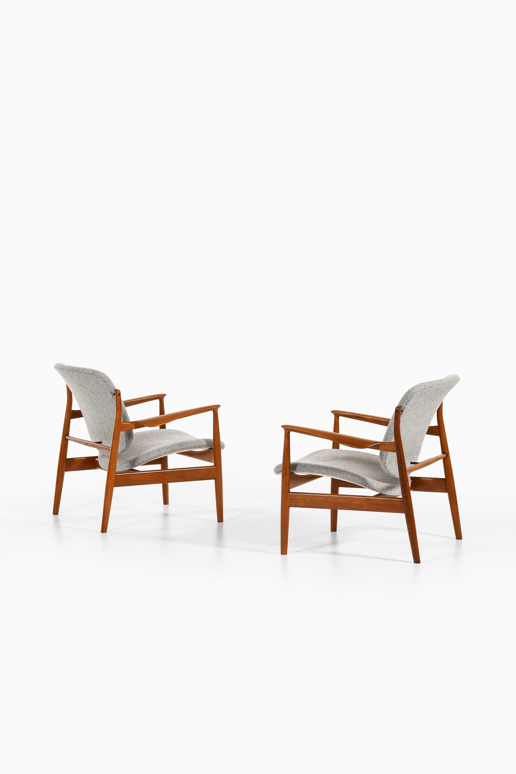 XX secolo Coppia di sedie Easy Chair in teak e rivestite in tessuto Kvadrat di Finn Juhls, 1956 in vendita