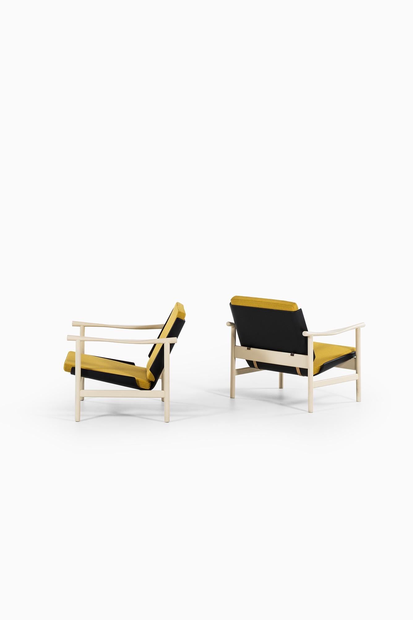 Scandinavian Modern Pair of easy chairs in white and black lacquered wood produced in Denmark For Sale