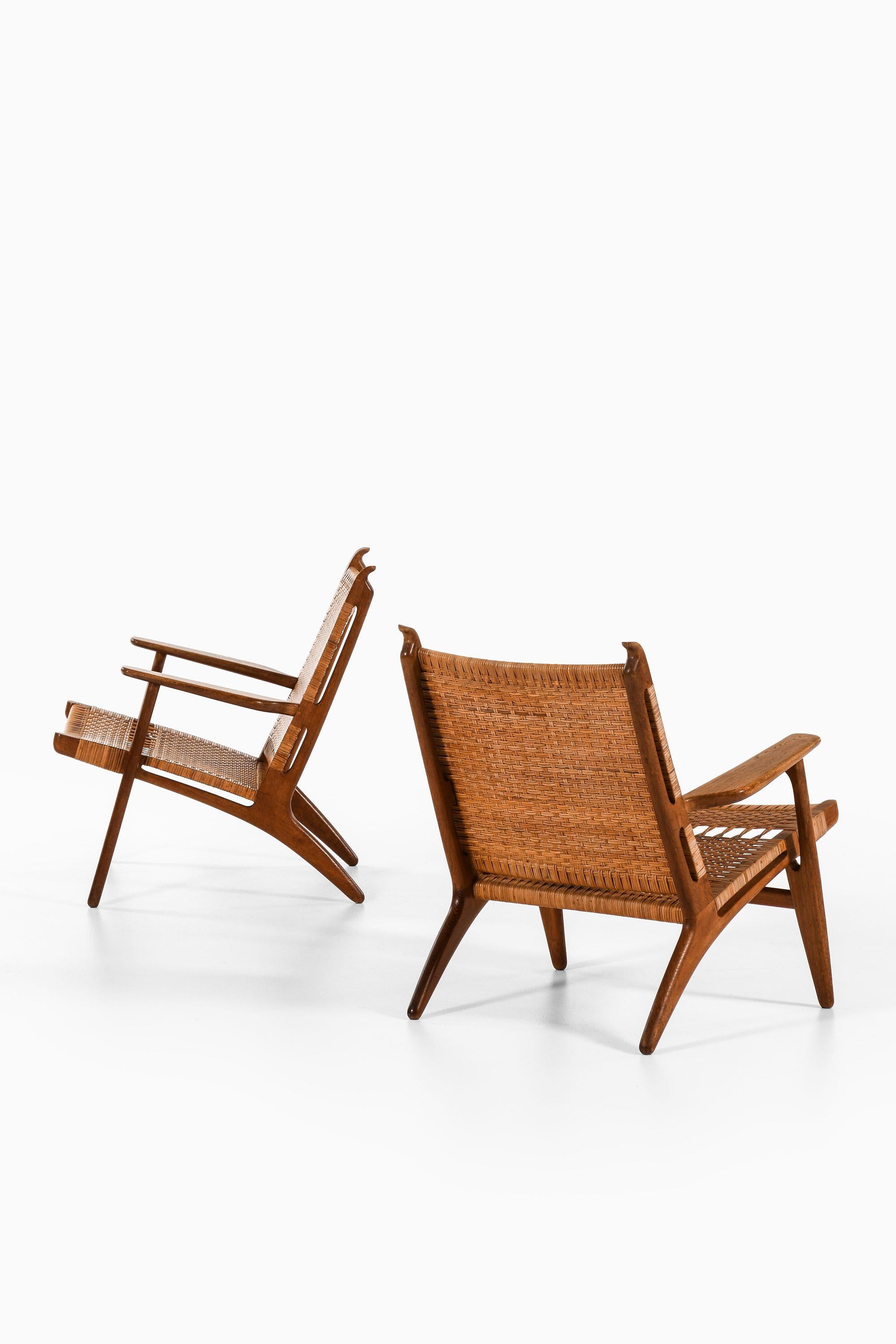 Scandinavo moderno Coppia di poltrone modello CH-27 in Oak, canna intrecciata di Hans Wegner, 1949 in vendita