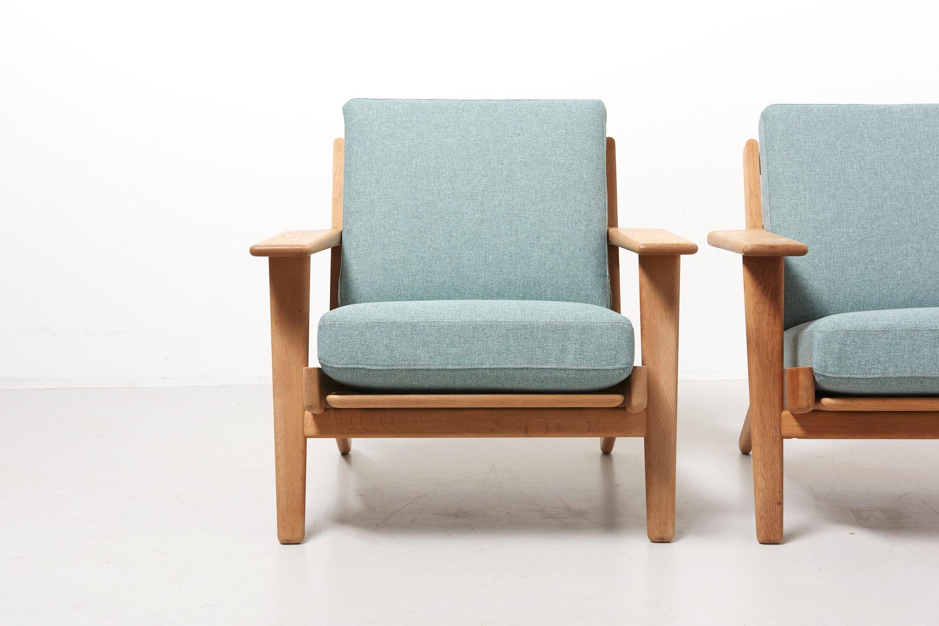 A pair easy chairs designed by Hans J. Wegner in 1953. Model GE-290, produced by GETAMA in Denmark.
Solid oak frame with new cushions upholstered in soft blue felt.
      