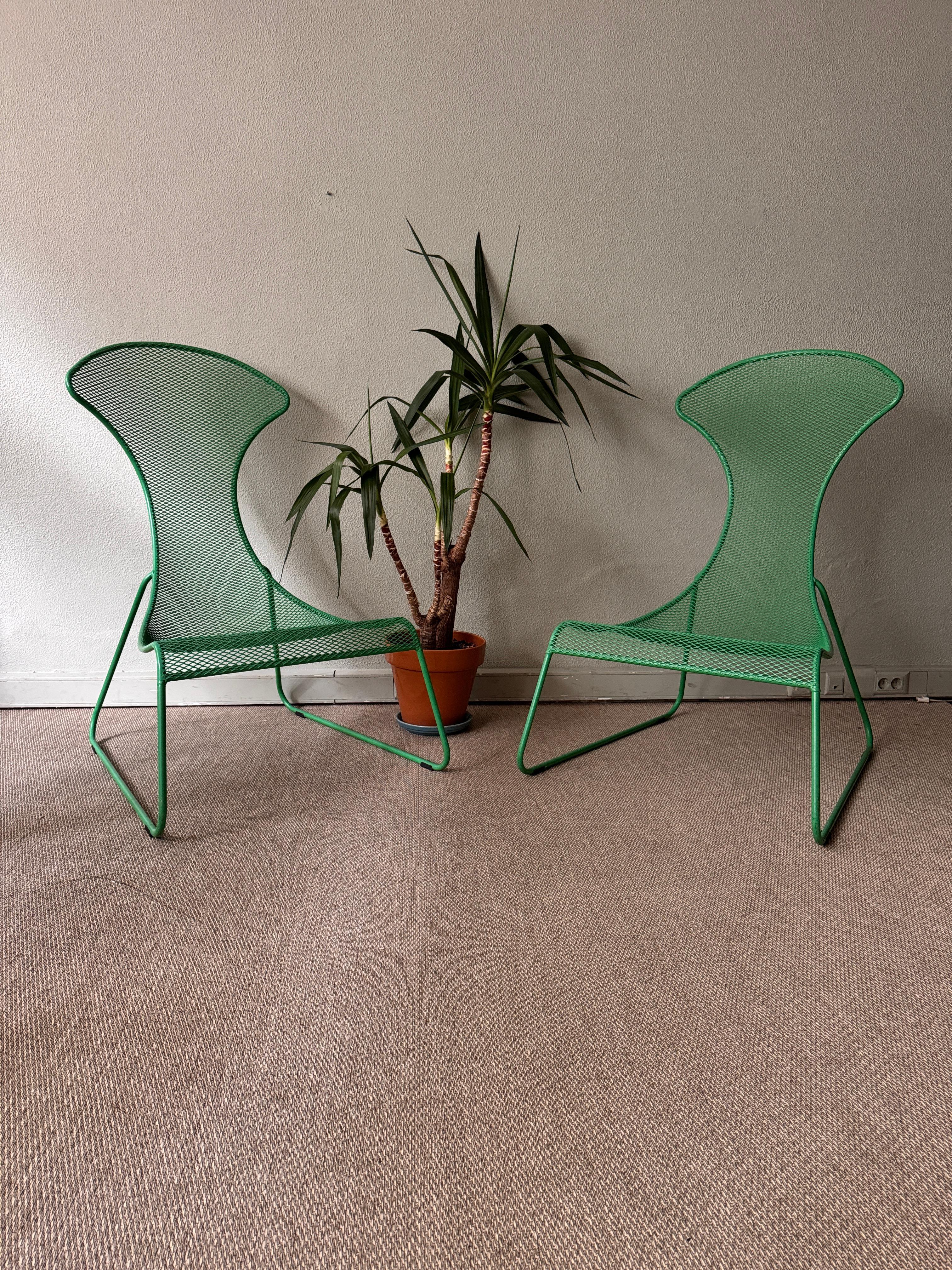 Rare paire de chaises PS 2012 Easy Chairs, conçues par Wiebke Braasch pour la Collection PS d'Ikea. Sorties dans le cadre de la série PS 2012 d'IKEA, ces chaises incarnent un langage de design audacieux et sculptural, mêlant minimalisme industriel