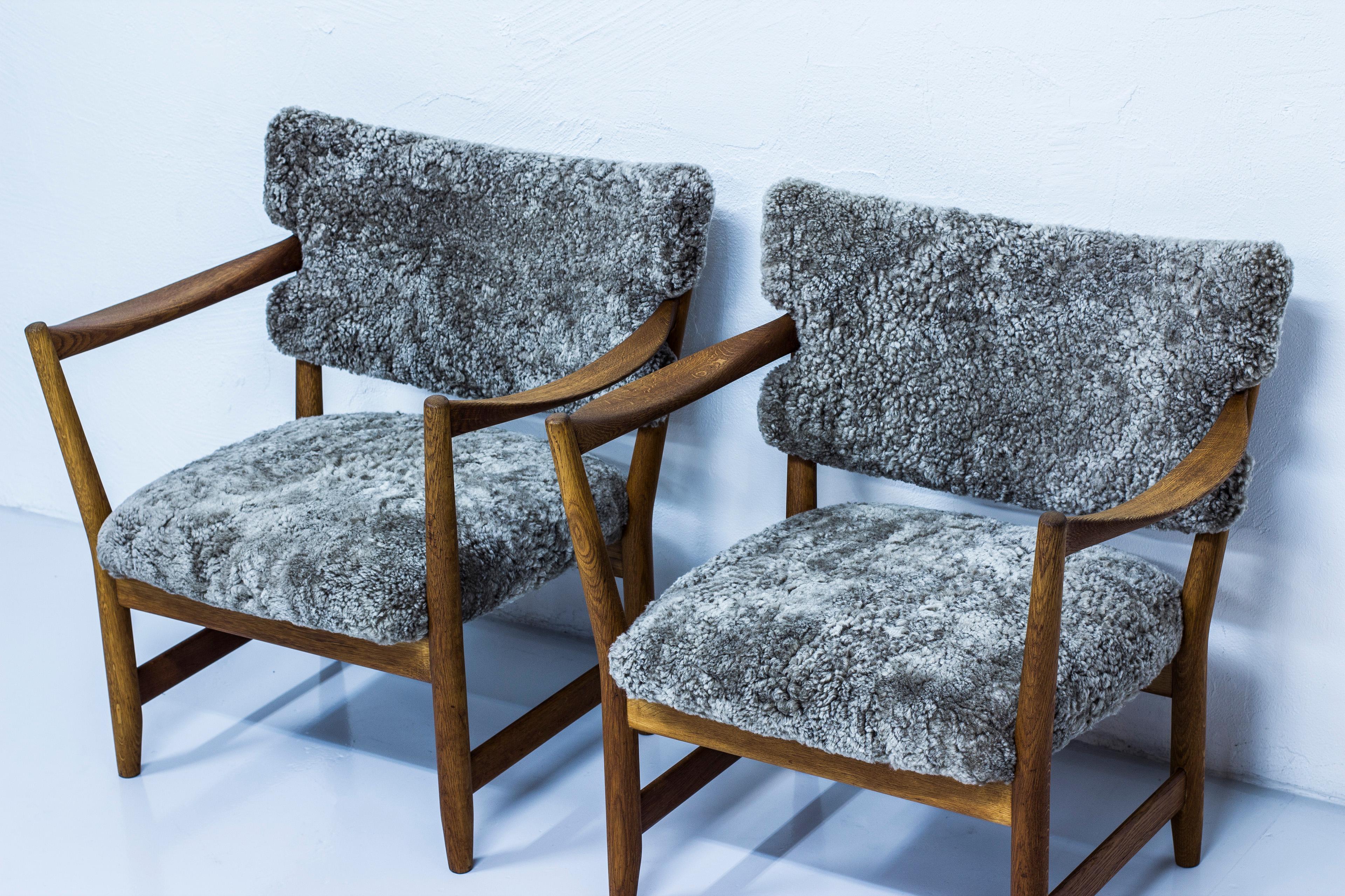 Pair of Easy Chairs with Sheepskin by Fredrik Kayser & Adolf Relling, Norway In Good Condition In Hägersten, SE
