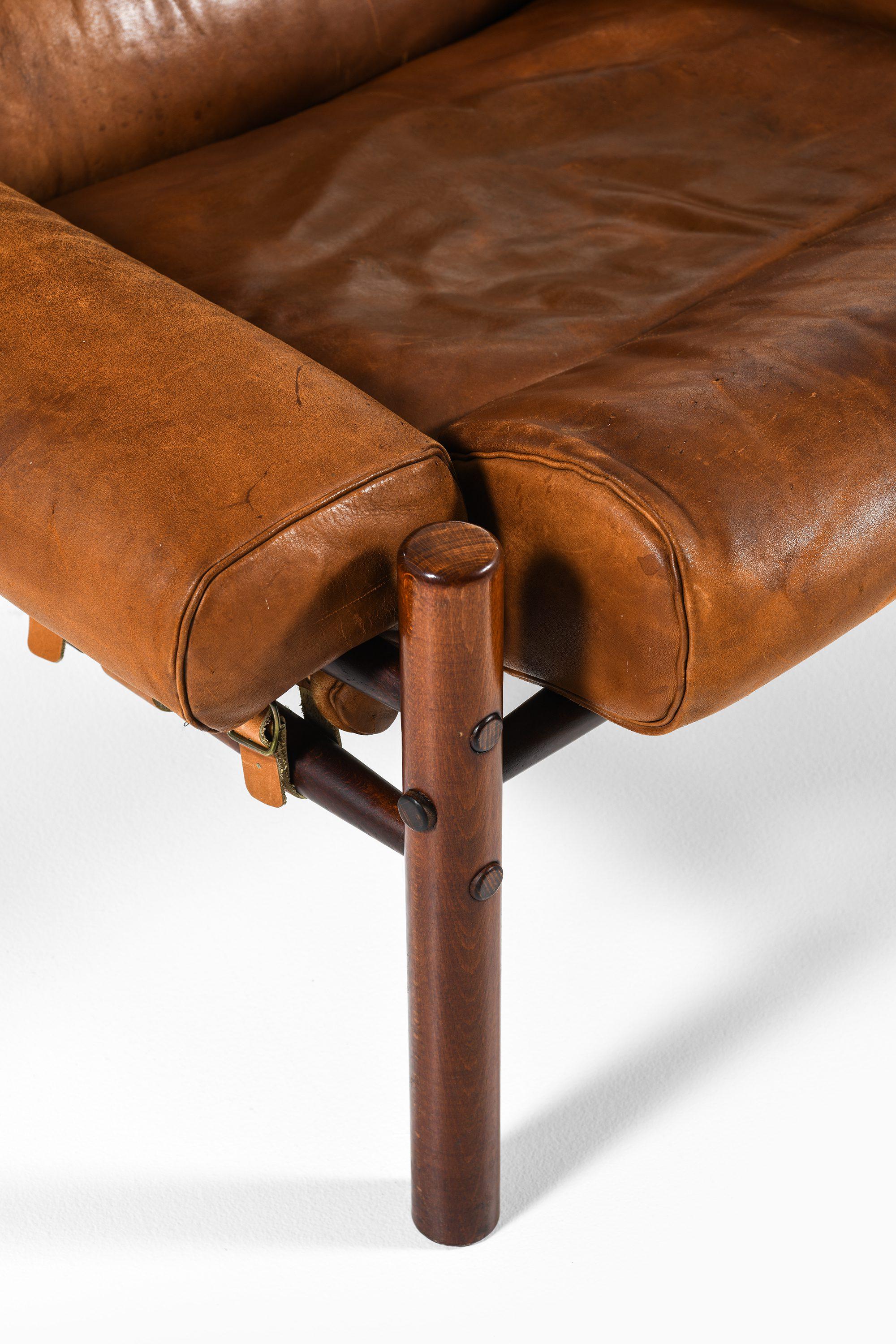 Paire de fauteuils avec table d'appoint en hêtre et cuir d'Arne Norell, années 1960 en vente 5