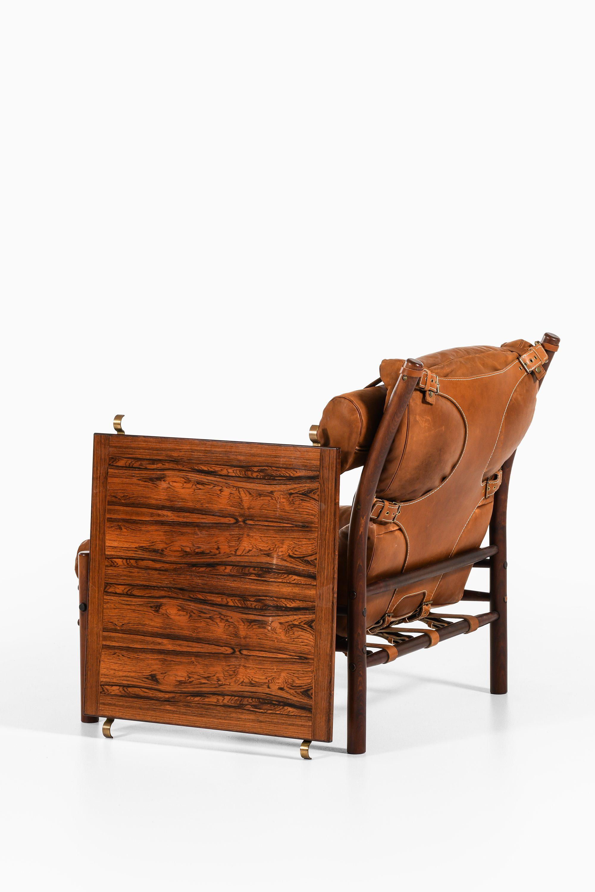 Laiton Paire de fauteuils avec table d'appoint en hêtre et cuir d'Arne Norell, années 1960 en vente