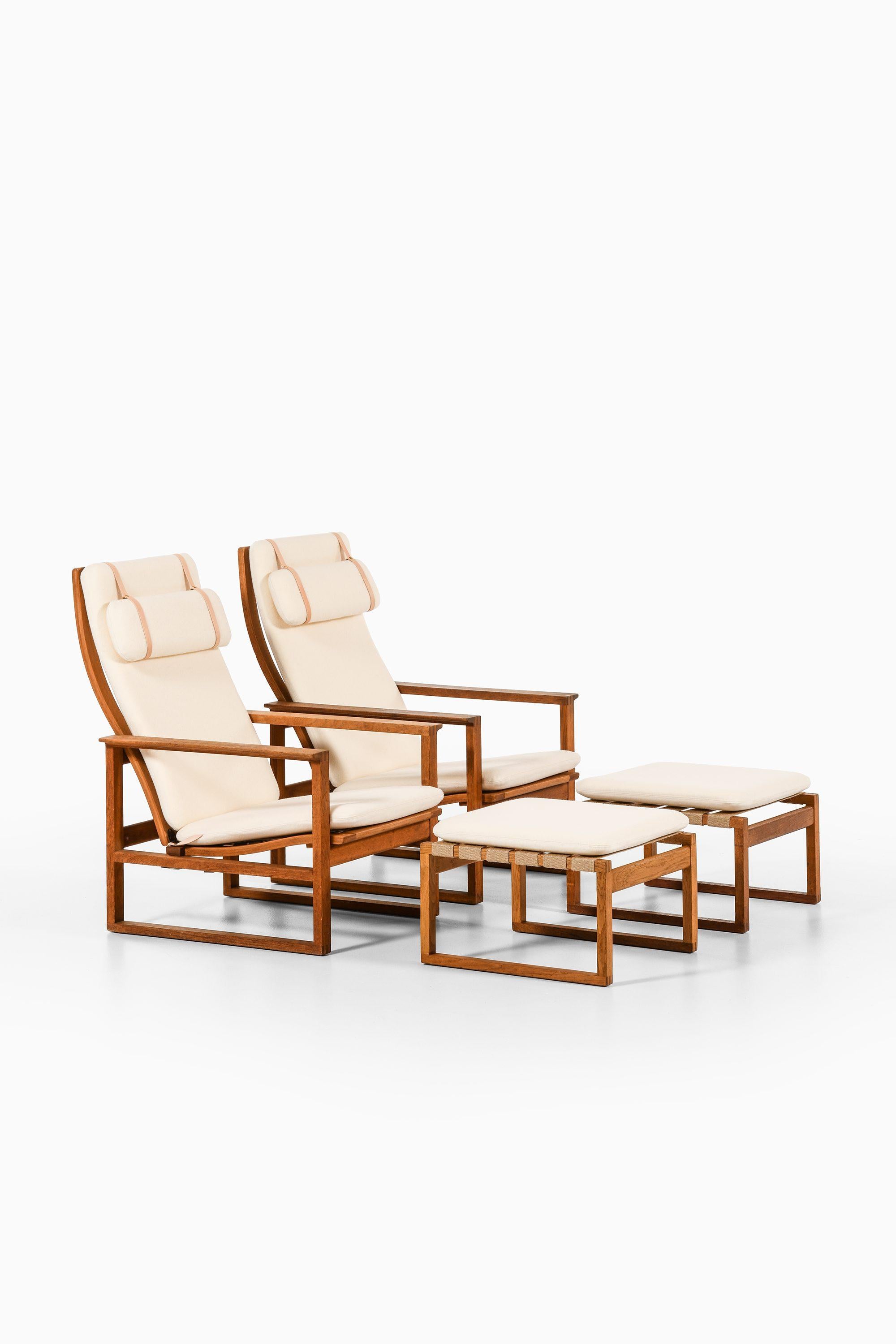 Ein Paar Sessel mit Hockern aus Eiche, Messing und neu gepolstert mit Wollstoff von Børge Mogensen, 1950er Jahre

Zusätzliche Informationen:
MATERIAL: Eiche, Messing und neu gepolstert mit Wollstoff
Stil: Mitte des Jahrhunderts,