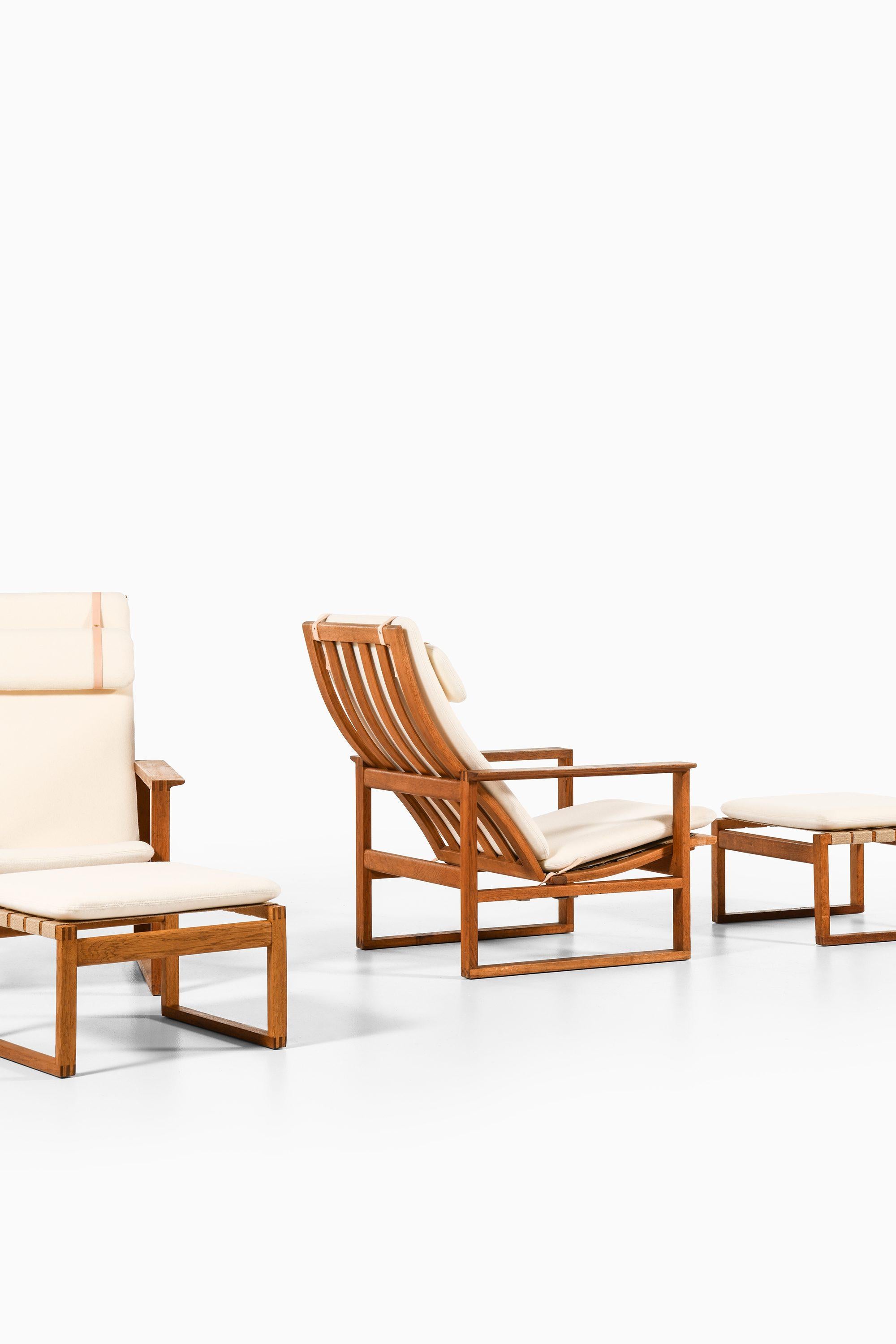 Paar Sessel mit Hockern aus Eiche und Messing von Børge Mogensen, 1950er Jahre (Moderne der Mitte des Jahrhunderts) im Angebot