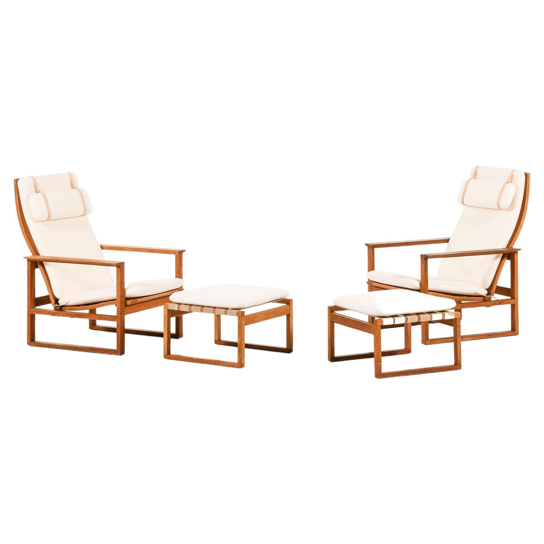 Paar Sessel mit Hockern aus Eiche und Messing von Børge Mogensen, 1950er Jahre im Angebot