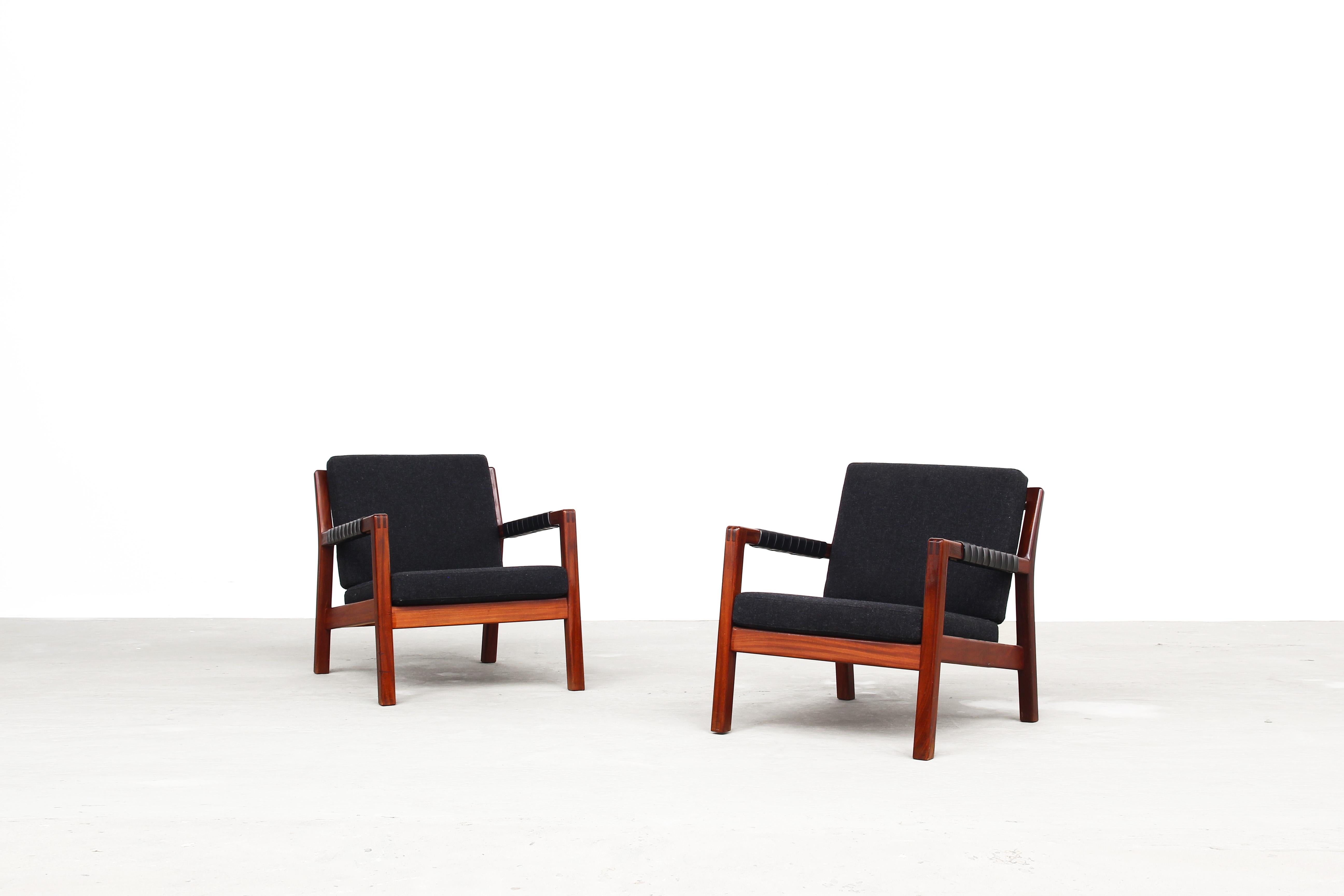 Very beautiful pair of lounge chairs by Carl Gustaf Hiort af Örnas, manufactured in Finland in the 1960s.
Both chairs are in a very good condition, the leather mesh is still in a very good condition and the cushions were newly reupholstered with a