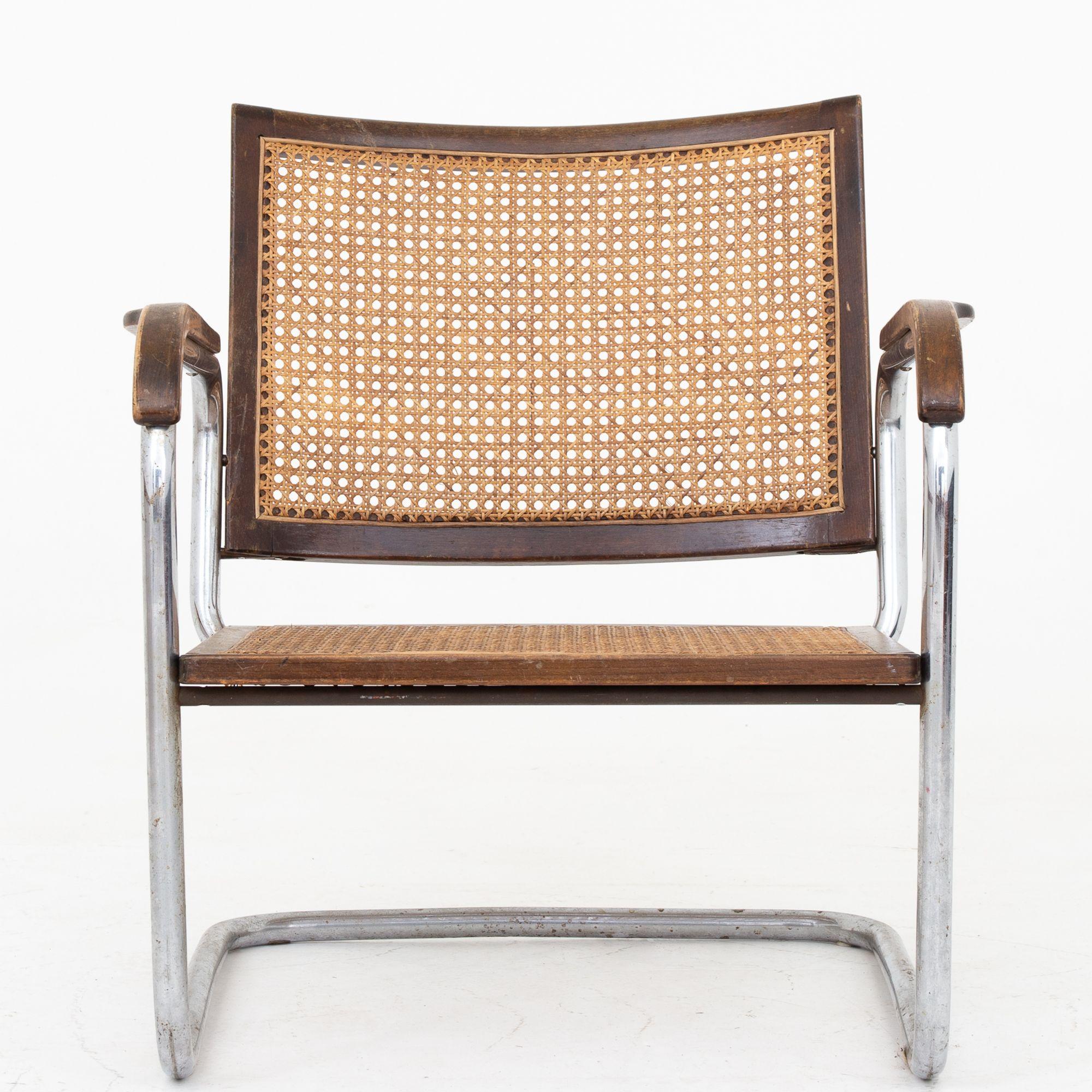 Rare pair of armchairs (model S102) made of metal, original French cane and stained beech from the 1930s.
Literature: 'Nyt Tidskrift for Kunstind. Maker Fritz Hansen.