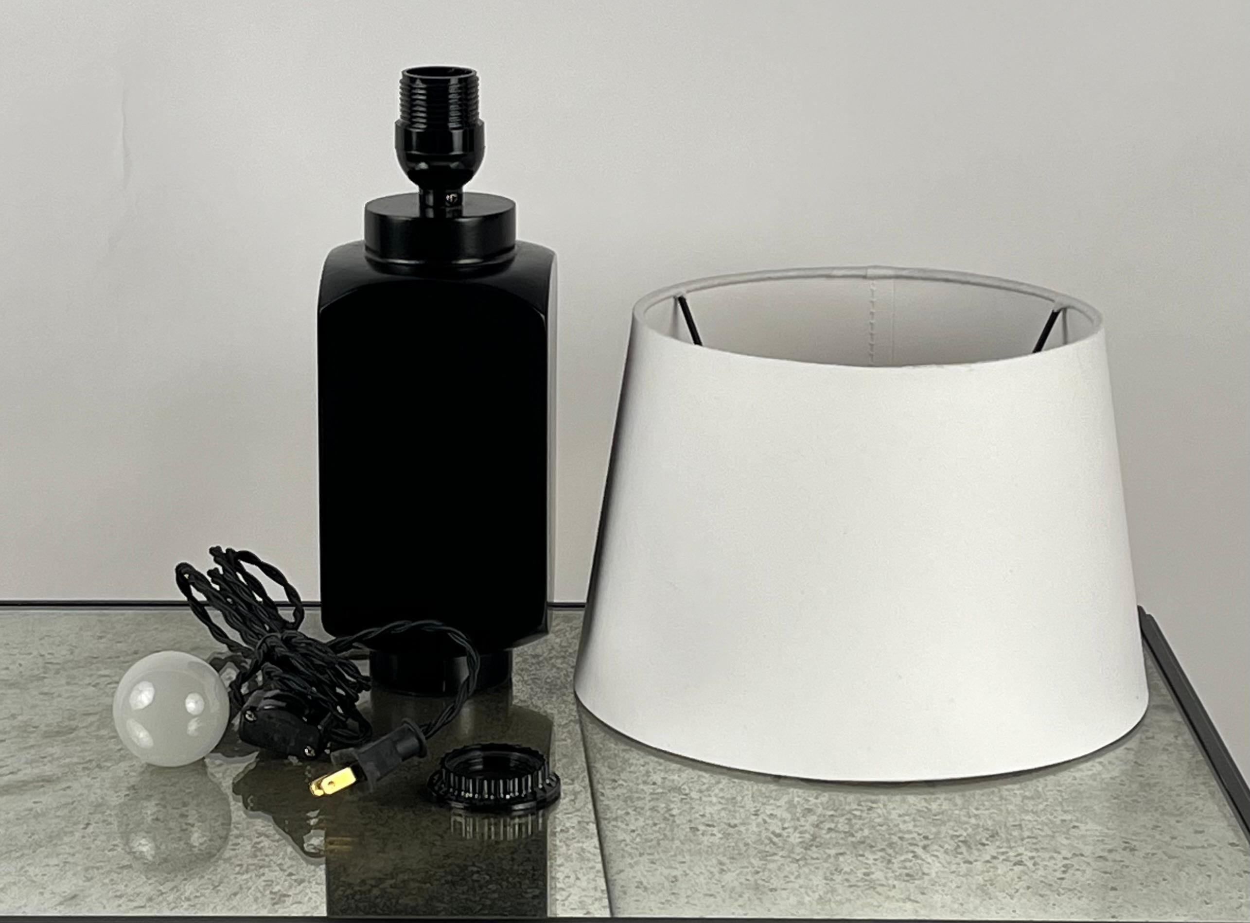 Paar 'Ébène' Tischlampen mit Pergamentschirmen von Design Frères (21. Jahrhundert und zeitgenössisch) im Angebot