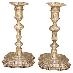 Paire de chandeliers en argent coulé George III de style Ebenezer Coker, 1768