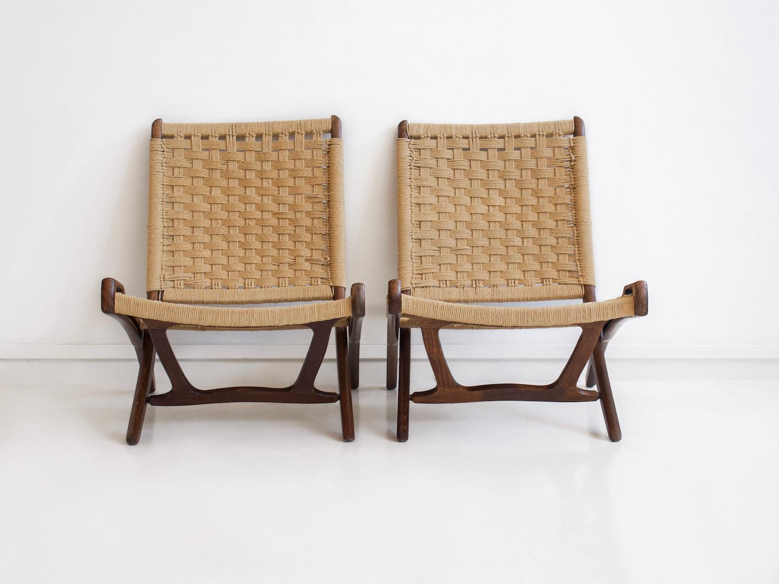 Pair of folding chairs, designed by Ebert Wels and manufactured in the United Kingdom, 1960. These chairs were designed for easy folding and storing. Frame made of stained beech, seats and back of braided rope.