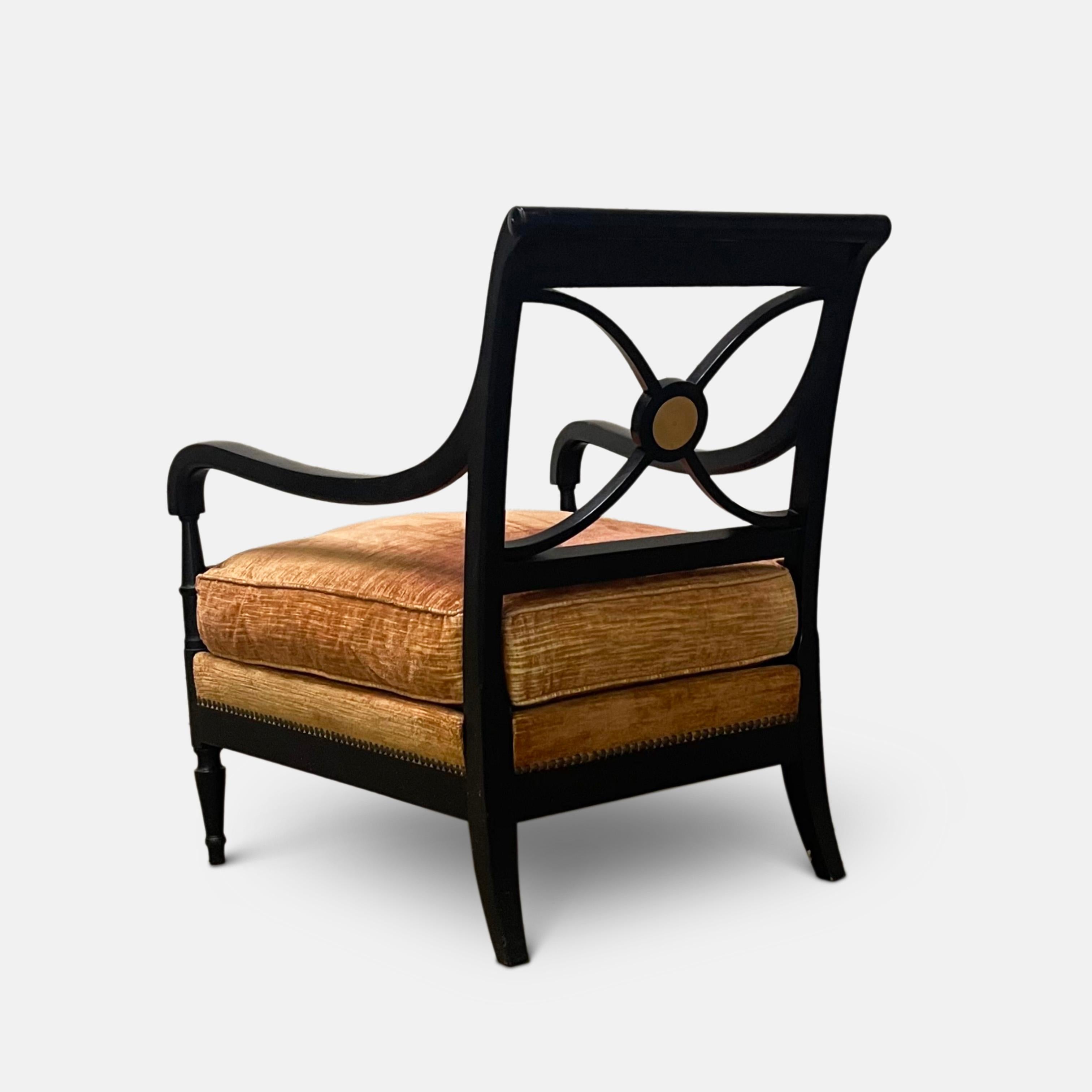 Paire de chaises longues de la Maison Jansen des années 1940
Fini en noir ébonisé, avec de beaux bras et un dossier incurvés, reposant sur des pieds néoclassiques typiques de Jansen, avec une base en acier inoxydable.  disque circulaire en laiton