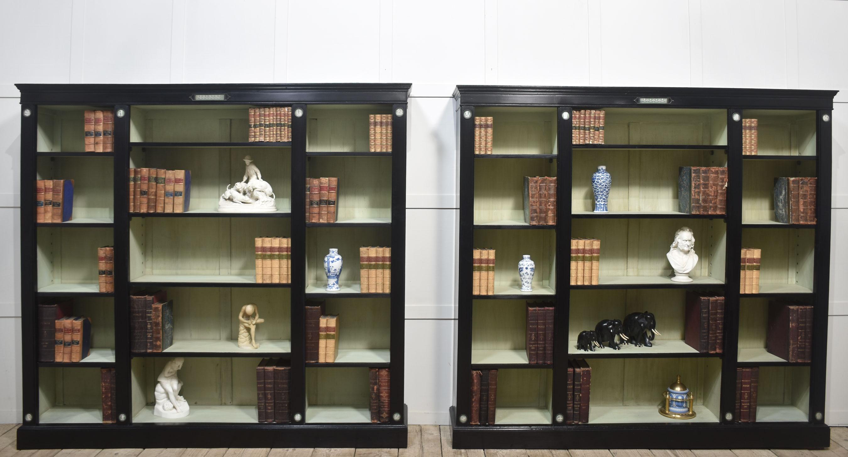 Pareja de librerías abiertas Wedgwood ebonizadas en venta 4