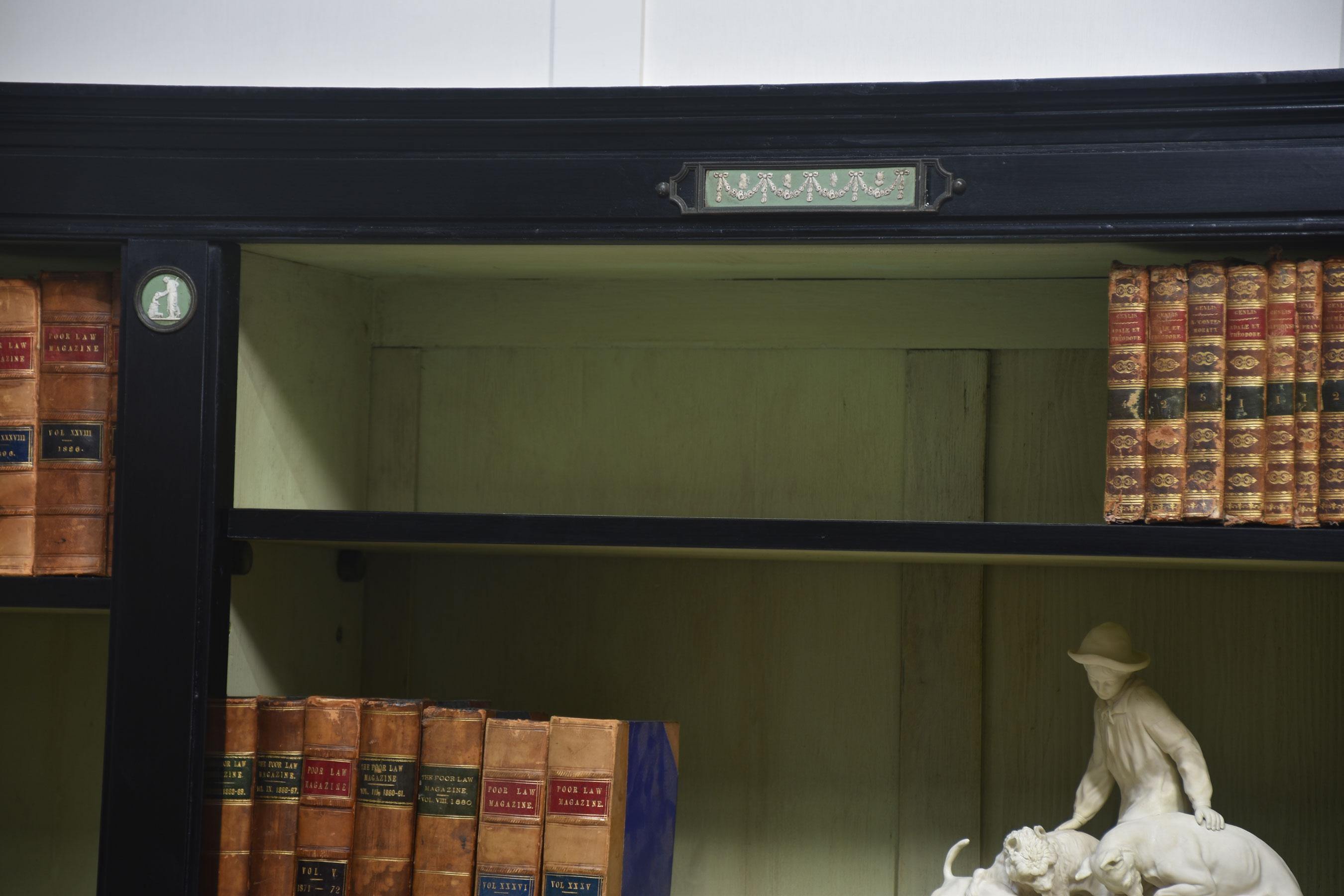 Pareja de librerías abiertas Wedgwood ebonizadas en venta 5