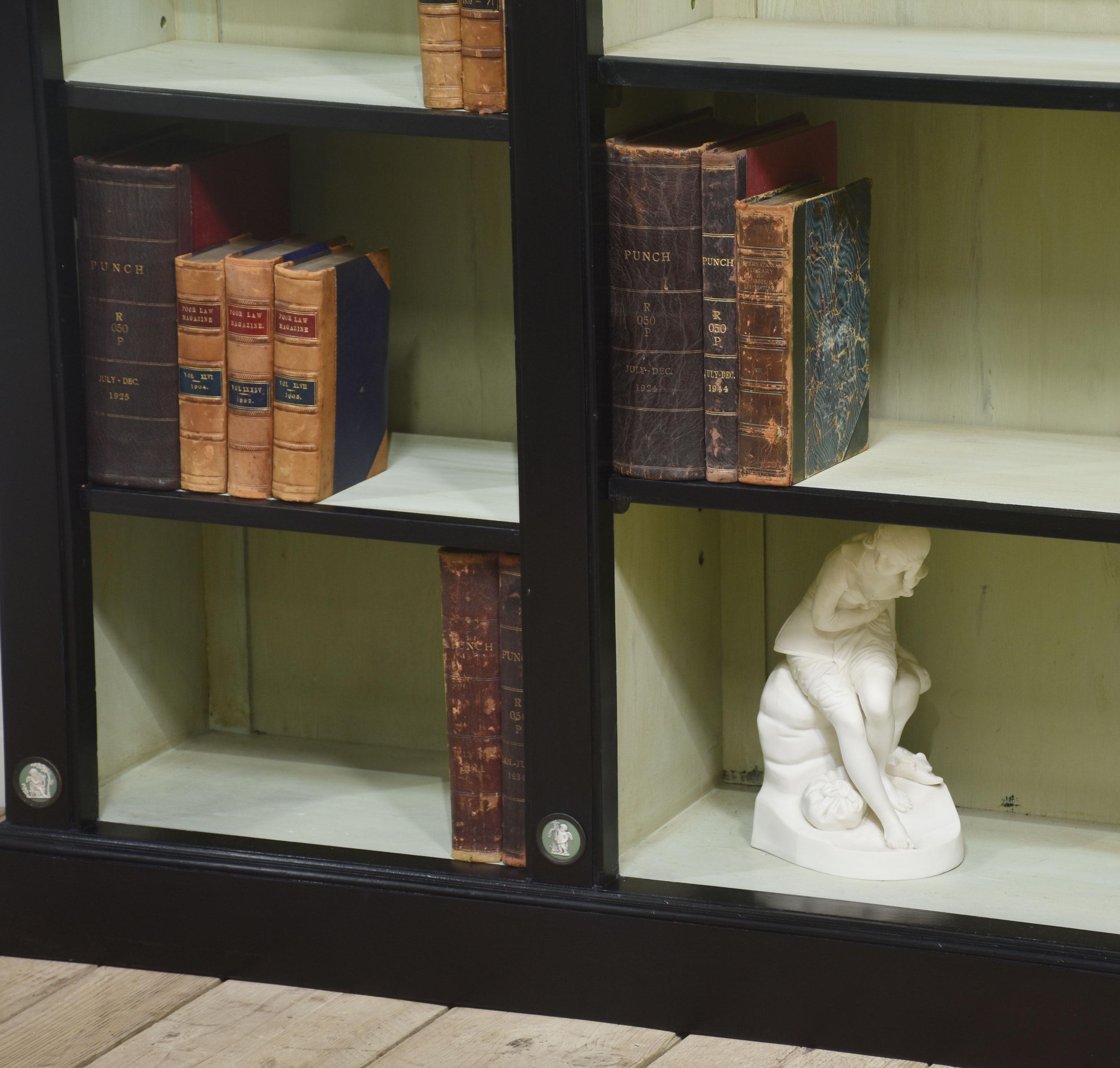 Pareja de librerías abiertas Wedgwood ebonizadas en venta 6