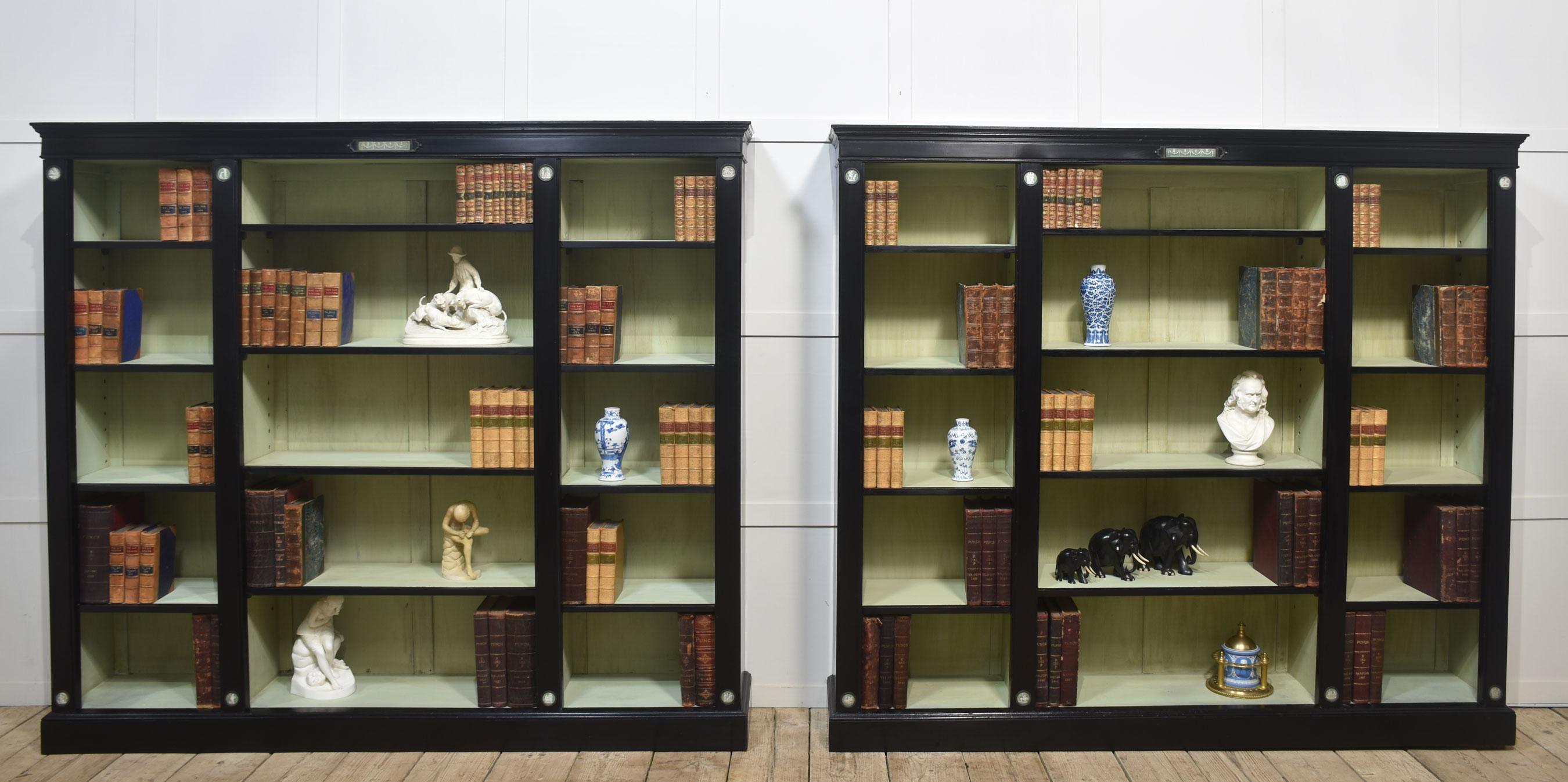 Pareja de librerías abiertas Wedgwood ebonizadas en venta 7