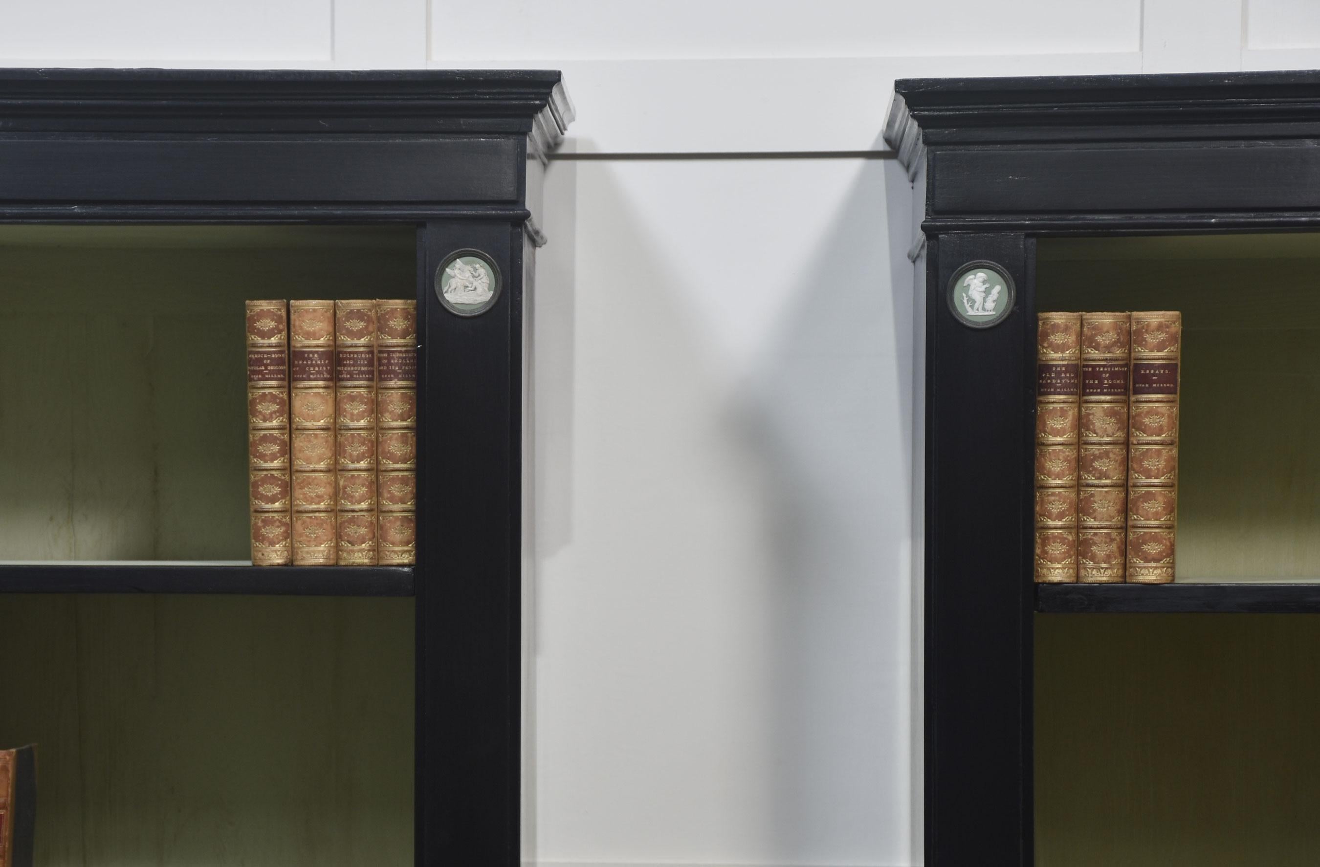 Pareja de librerías abiertas Wedgwood ebonizadas en venta 8